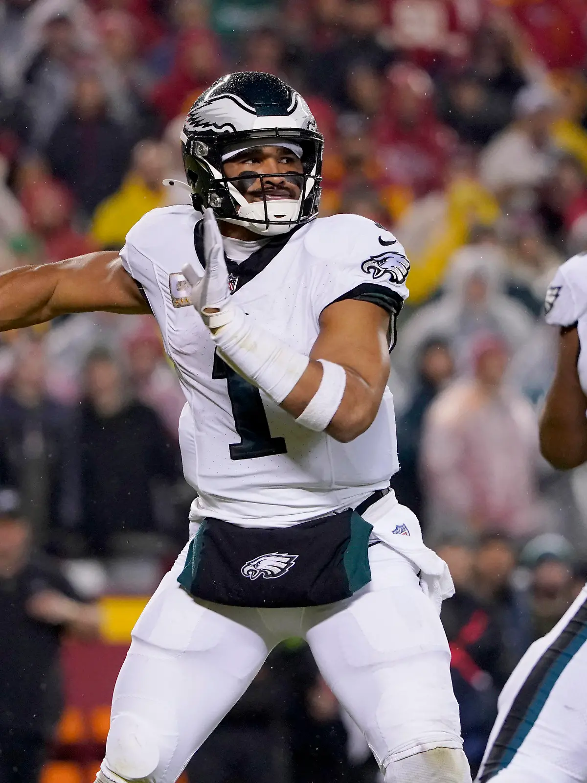 20.11.2023, USA, Kansas City: American Football: Profiliga NFL, Hauptrunde, Kansas City Chiefs - Philadelphia Eagles. Philadelphia Eagles-Quarterback Jalen Hurts in Aktion. Foto: Ed Zurga/AP/dpa +++ dpa-Bildfunk +++