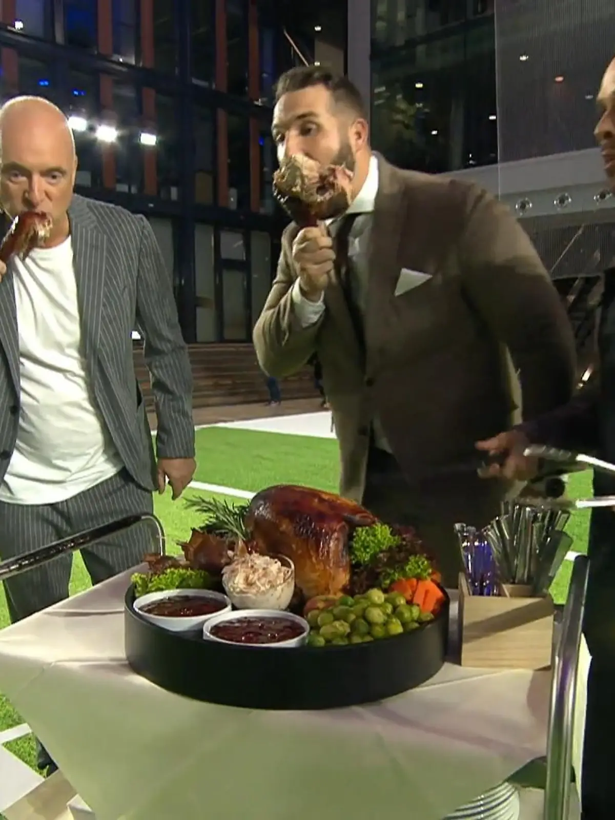 Thanksgiving Day in der NFL!

Traditionell feiern die USA am dritten Donnerstag im November nicht nur Erntedankfest, sondern auch Spieltag in der National Football League. Passend dazu gibt es auch Truthahn im NFL-Studio! Das Moderatoren-Team freut's. Und der "Gockel" schmeckt offenbar richtig gut. Mit vollem Mund gibt's dann noch ein paar Stories zum Feiertag.