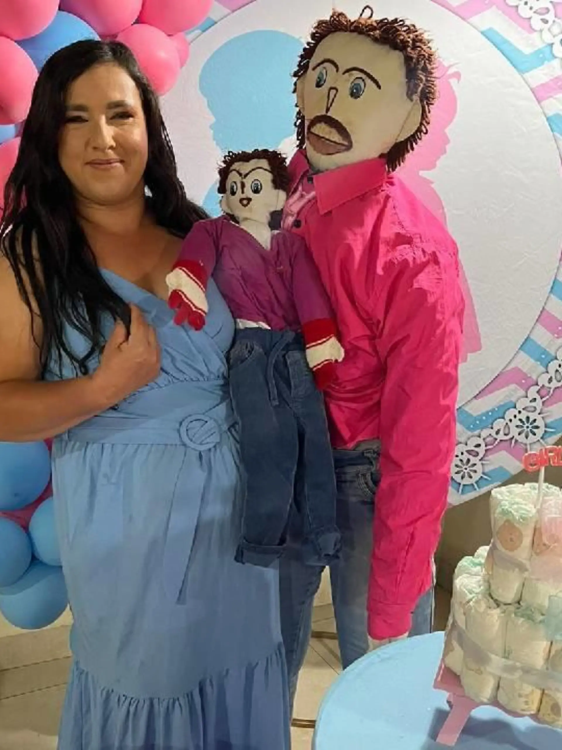 Meirivone, Marcelo und ihr Sohn Marcelinho bei der Babyparty. Das Geschlecht ihres zweiten Stoffpuppenkinds wurde vor 40 Gästen enthüllt. Es wird ein Mädchen.