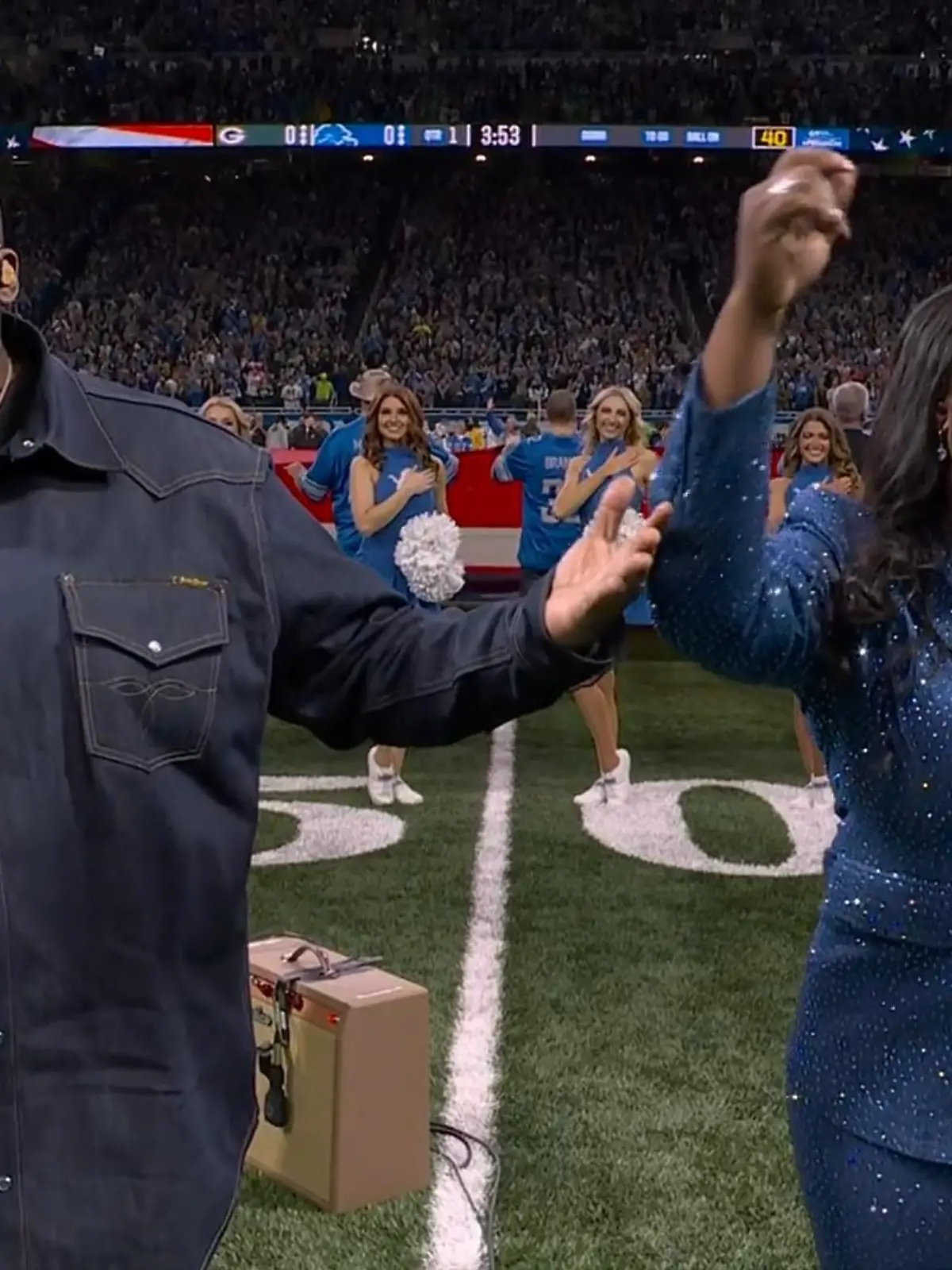 So kann das Thanksgiving-Spiel mal starten. Mit viel Gefühl interpretieren "The War and Treaty" die Hymne der Hymnen. Ein herzergreifendes Einstimmen vor dem Spiel der Green Bay Packers gegen die Detroit Lions. Das Stadion hört gebannt zu.