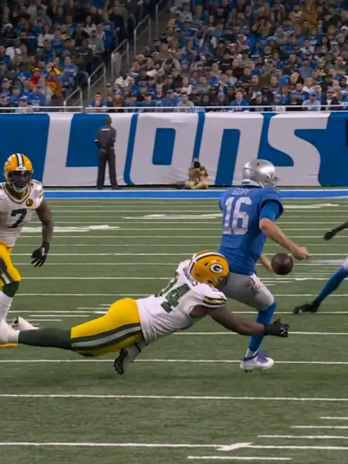 Ihm sind alle Mittel recht. Karl Brooks von den Packers streckt sich und kommt noch an den Football. Im Video gibt es zu sehen, wie der böse Finger zum guten wird.