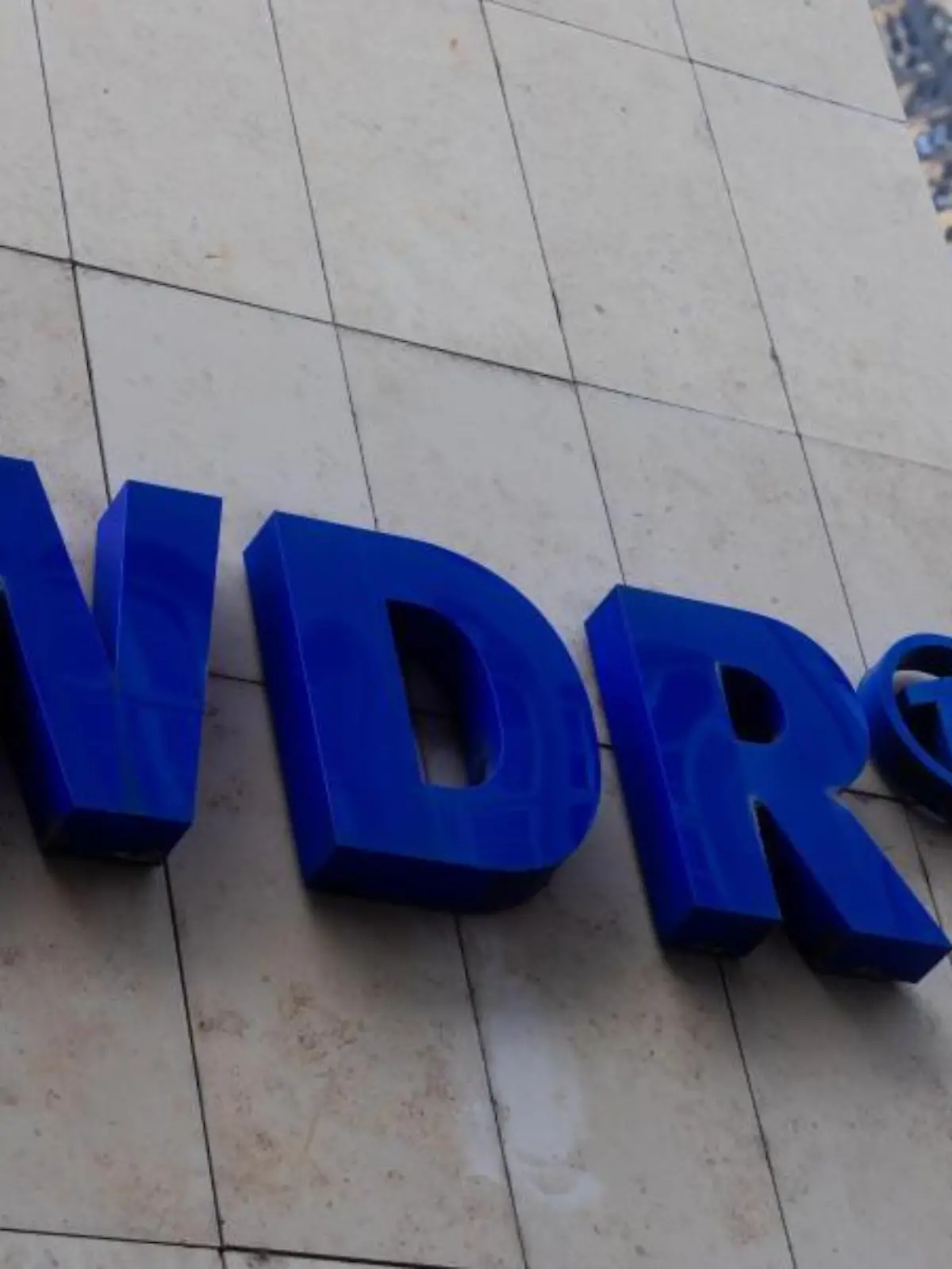 Das WDR Logo hängt an einem Gebäude des WDR