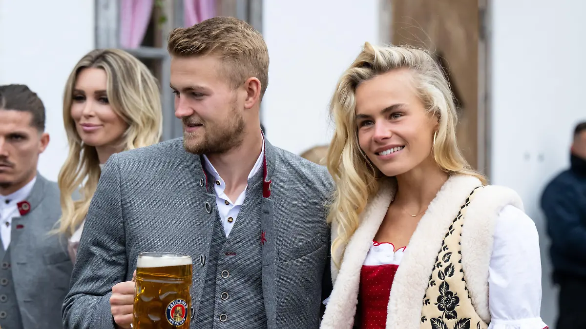 18.09.2022, Bayern, München: Matthijs de Ligt vom FC Bayern München und seine Freundin Annekee Molenaar kommen in das Käferzelt auf dem Oktoberfest auf der Theresienwiese. Spieler, Trainer und Verantwortliche des Fußball-Bundesligisten FC Bayern besuchen traditionell einmal während des Oktoberfestes gemeinsam das Käferzelt. (zu dpa: «Salihamidzic über de Ligt: «Wird immer besser und besser»») Foto: Sven Hoppe/dpa +++ dpa-Bildfunk +++