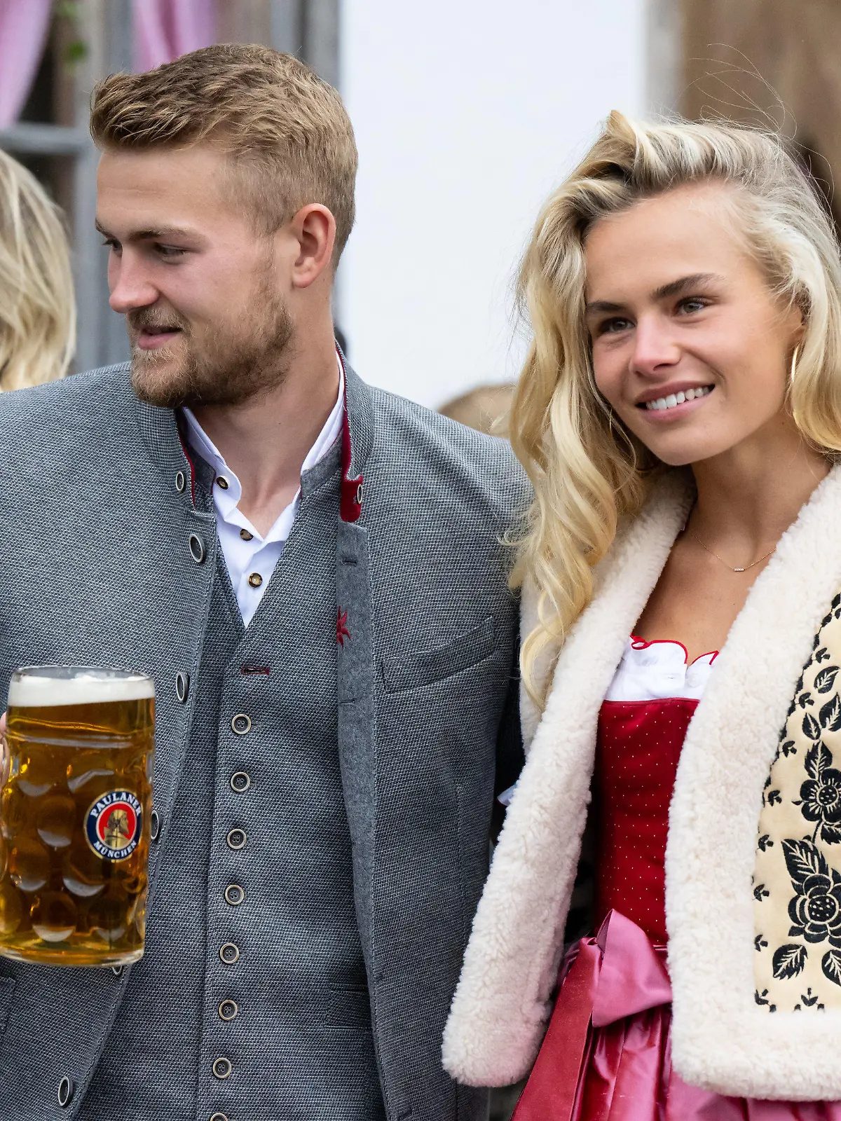 18.09.2022, Bayern, München: Matthijs de Ligt vom FC Bayern München und seine Freundin Annekee Molenaar kommen in das Käferzelt auf dem Oktoberfest auf der Theresienwiese. Spieler, Trainer und Verantwortliche des Fußball-Bundesligisten FC Bayern besuchen traditionell einmal während des Oktoberfestes gemeinsam das Käferzelt. (zu dpa: «Salihamidzic über de Ligt: «Wird immer besser und besser»») Foto: Sven Hoppe/dpa +++ dpa-Bildfunk +++