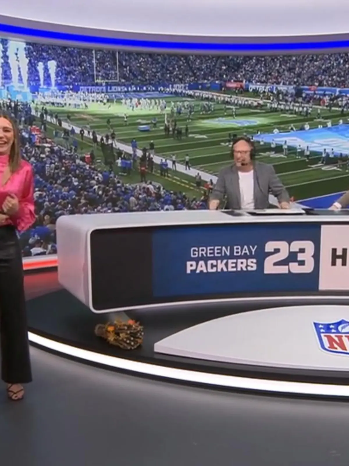 Buschi kann's nicht fassen, Björn Werner kringelt sich vor Lachen: Moderator-Kollege Jan Stecker hat sich vertan und kam zur TV-Besprechung vor dem Game der Packers vs. Lions in den Sender. Und wie Buschi richtig rät: Schuld war offenbar Steckos Frau, die ihm dieses Missverständnis einbrachte. Am Ende gibt's auch noch eine kleine Liebeserklärung - für's Ausplaudern der Geschichte.