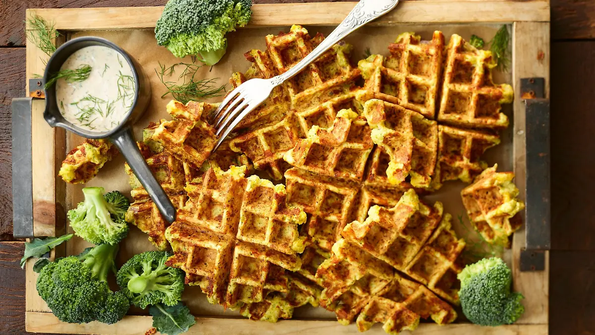 Günstiges Snack-Rezept: Brokkoliwaffeln mit Räucherlachscreme