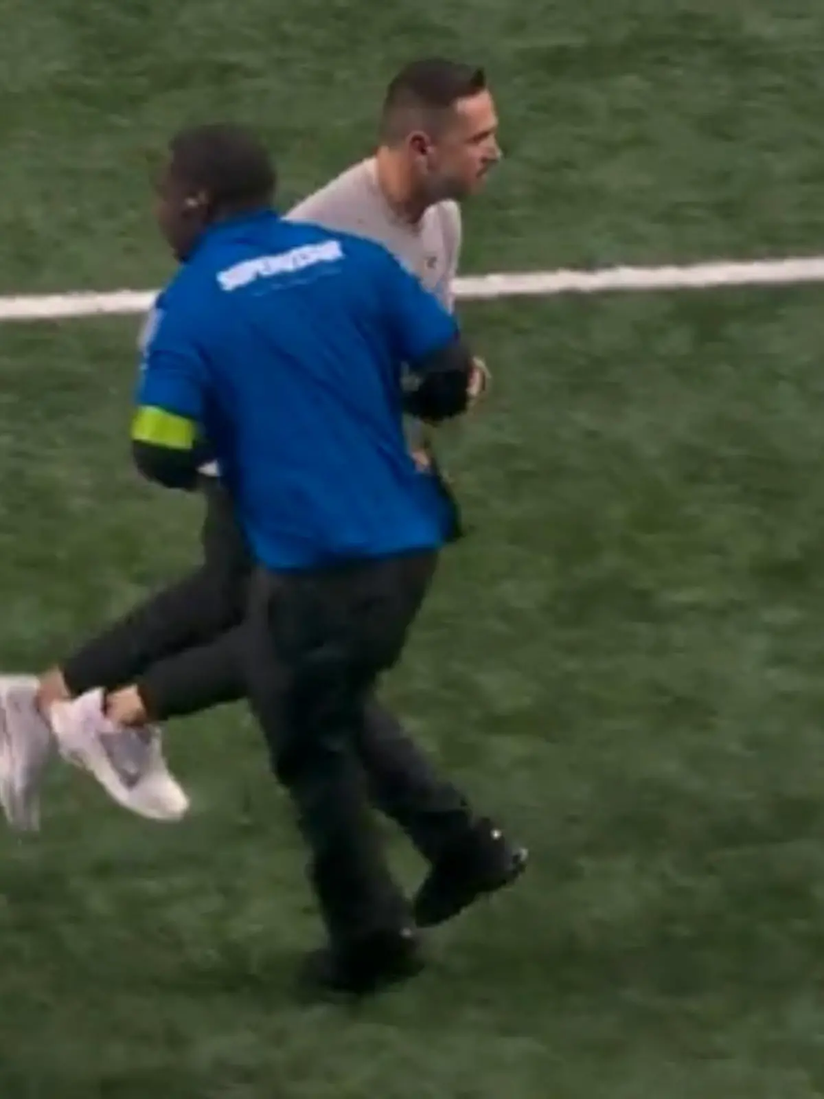 Wilde Szene: Beim Reinlaufen in die Kabine stellt sich plötzlich ein Sicherheitsmitarbeiter in den Weg von Headcoach Matt LaFleur. Offenbar erkennt er ihn nicht als Trainer. Vielleicht war der Security-Mann aber auch einfach nur überrascht vom Vollsprint des Coaches.