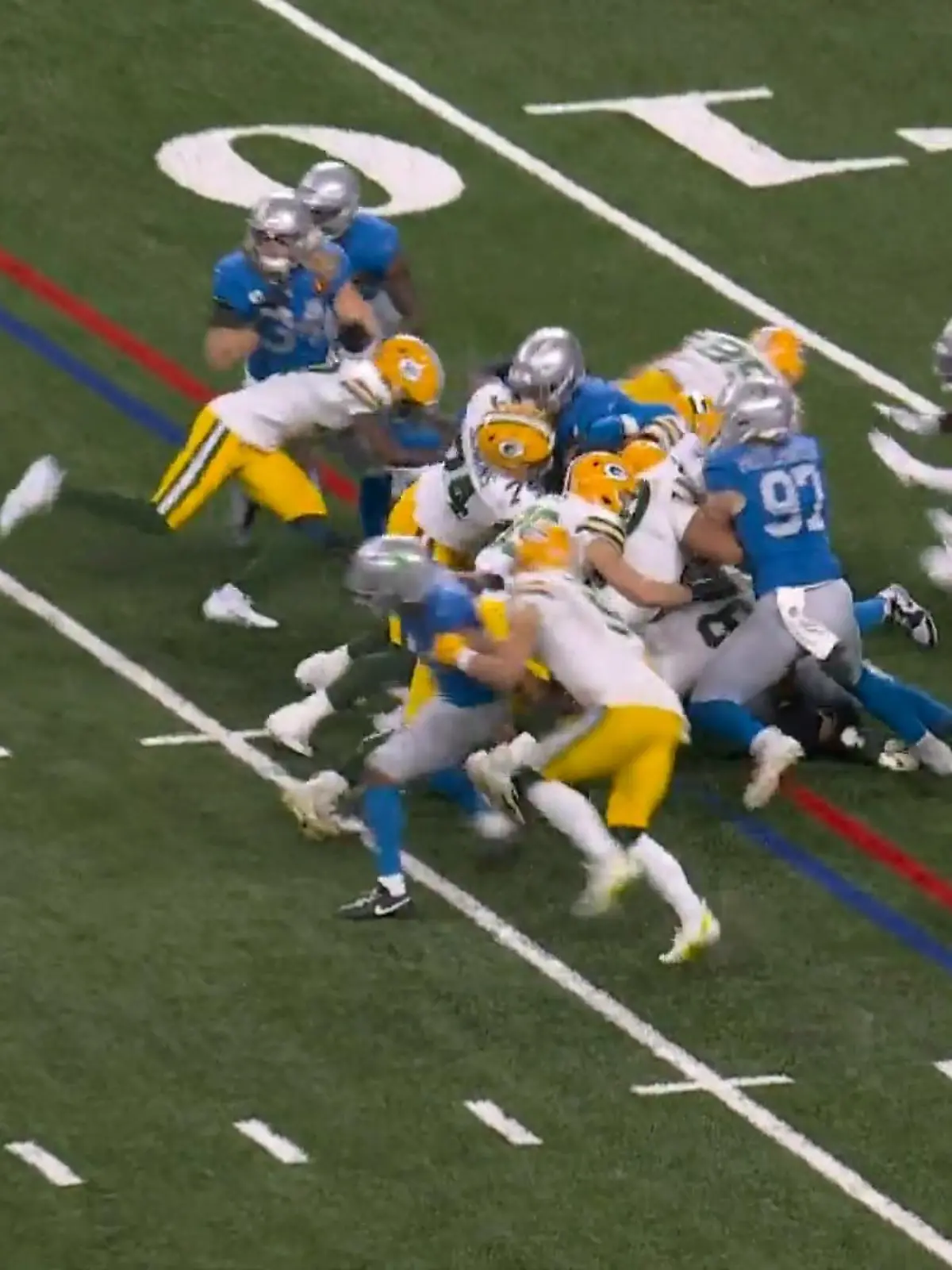 Ein Yard war noch zu gehen und die Packers zeigen Mut. Doch dann unterläuft ihnen dieser kapitale Fehler. Quarterback Love und Runninback Dillon rennen einfach ineinander -  ein bitteres Missverständnis! Da waren die Laufwege wohl falsch abgesprochen. Sowas sieht man selten.