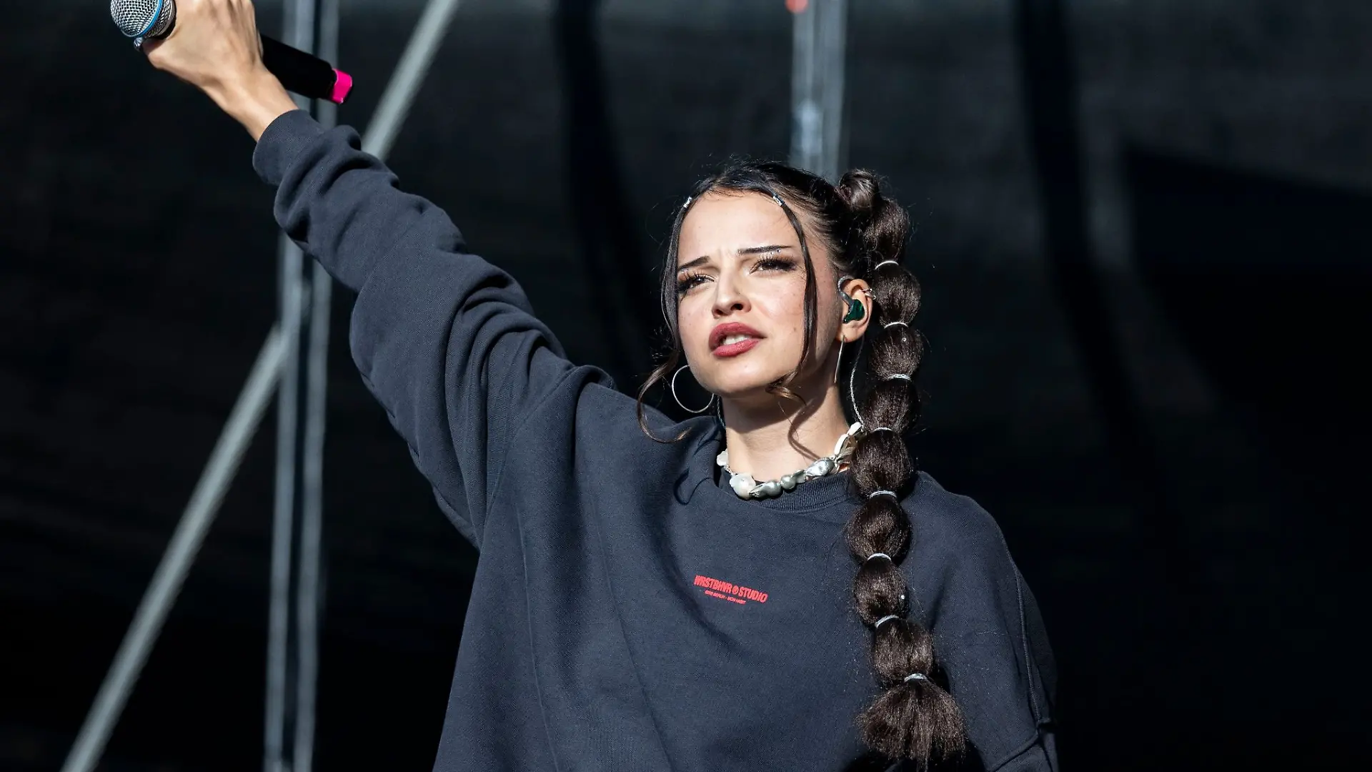 Sängerin Nina Chuba beim Musikfestival Juicy Beats 2023.