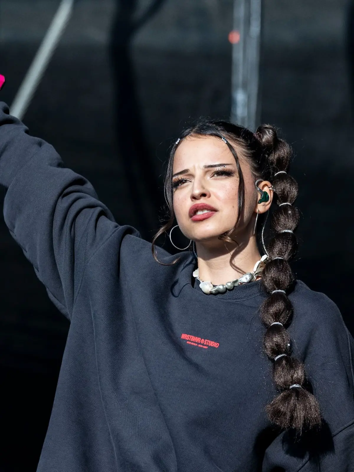 Sängerin Nina Chuba beim Musikfestival Juicy Beats 2023.