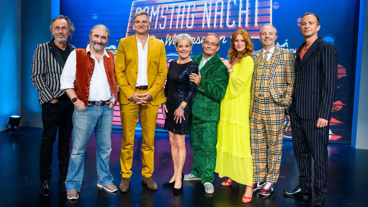 RTL Samstag Nacht - Tommy Krappweis, Stefan Jürgens, Tanja Schumann, Wigald Boning, Esther Schweins, Olli Dittrich und Mark Weigel (v.l.) präsentieren Sketche, Parodien und Musik zur besten Sendezeit. Durch den Show-Abend führt der ehemalige Produzent der Kult-Comedy Hugo Egon Balder (l.).

Die Verwendung des sendungsbezogenen Materials ist nur mit dem Hinweis und Verlinkung auf RTL+ gestattet.