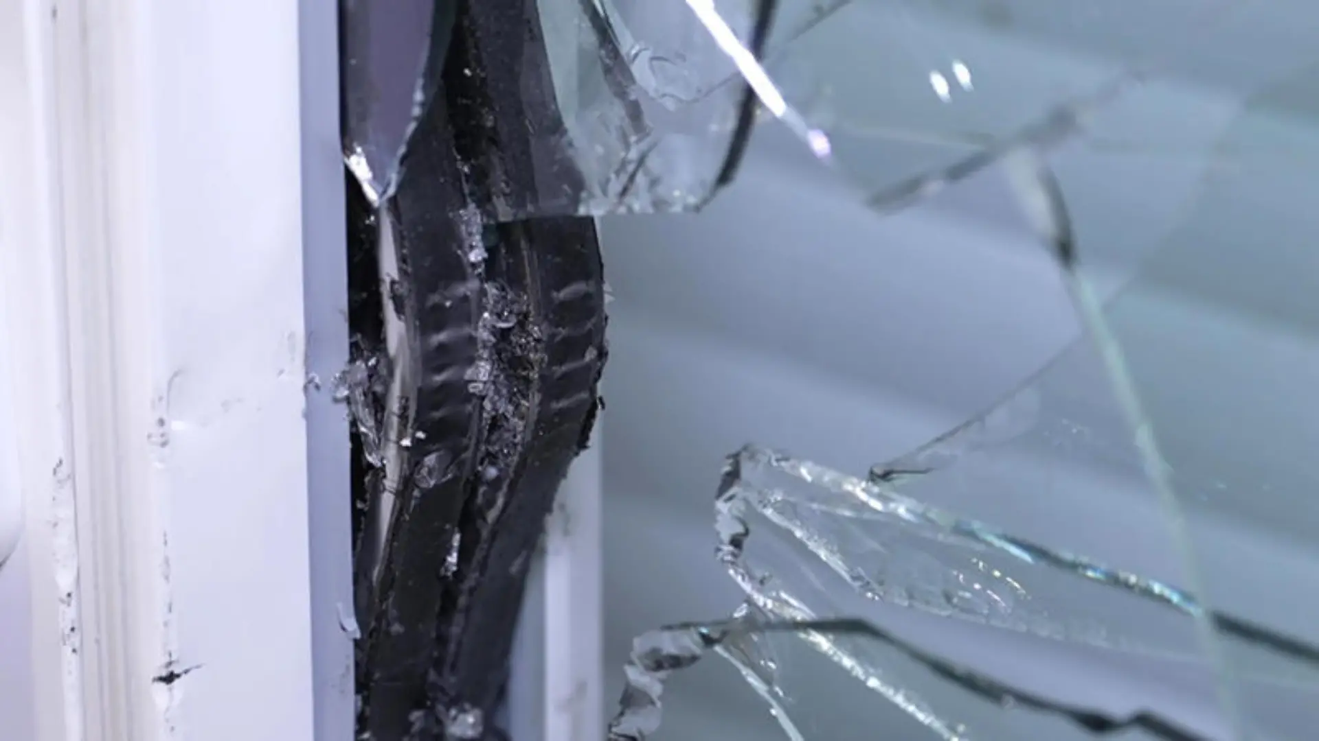 Thema u.a.: Winterzeit, Einbruchszeit: Durch DNA-Rückstände, Finger- oder Fußabdrücke kommt Christin