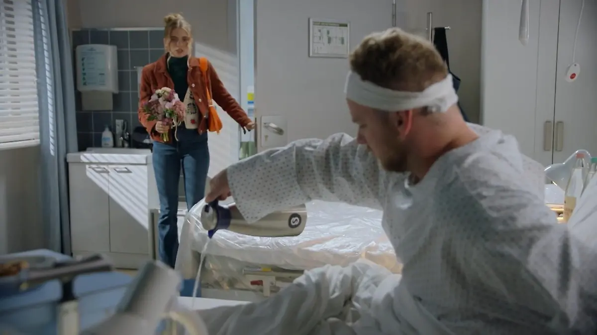 Johanna traut ihren Augen nicht, als sie Jonas' Krankenhauszimmer betritt.