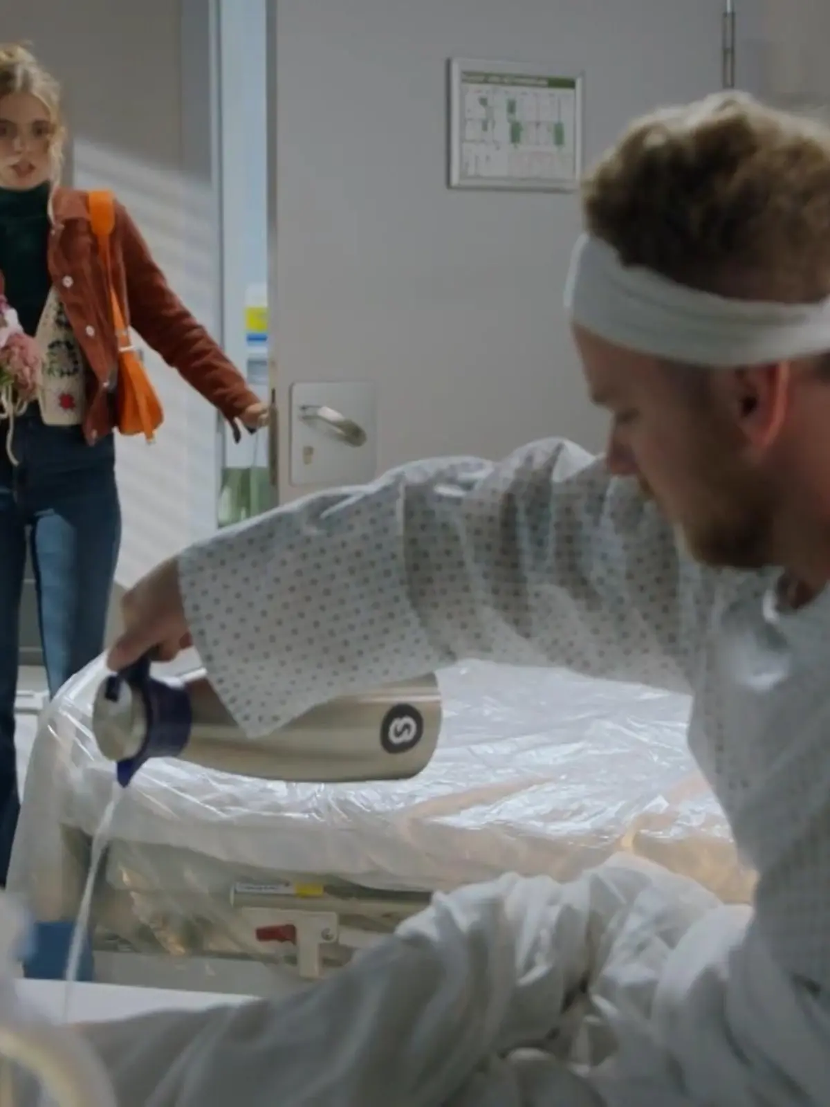 Johanna traut ihren Augen nicht, als sie Jonas' Krankenhauszimmer betritt.