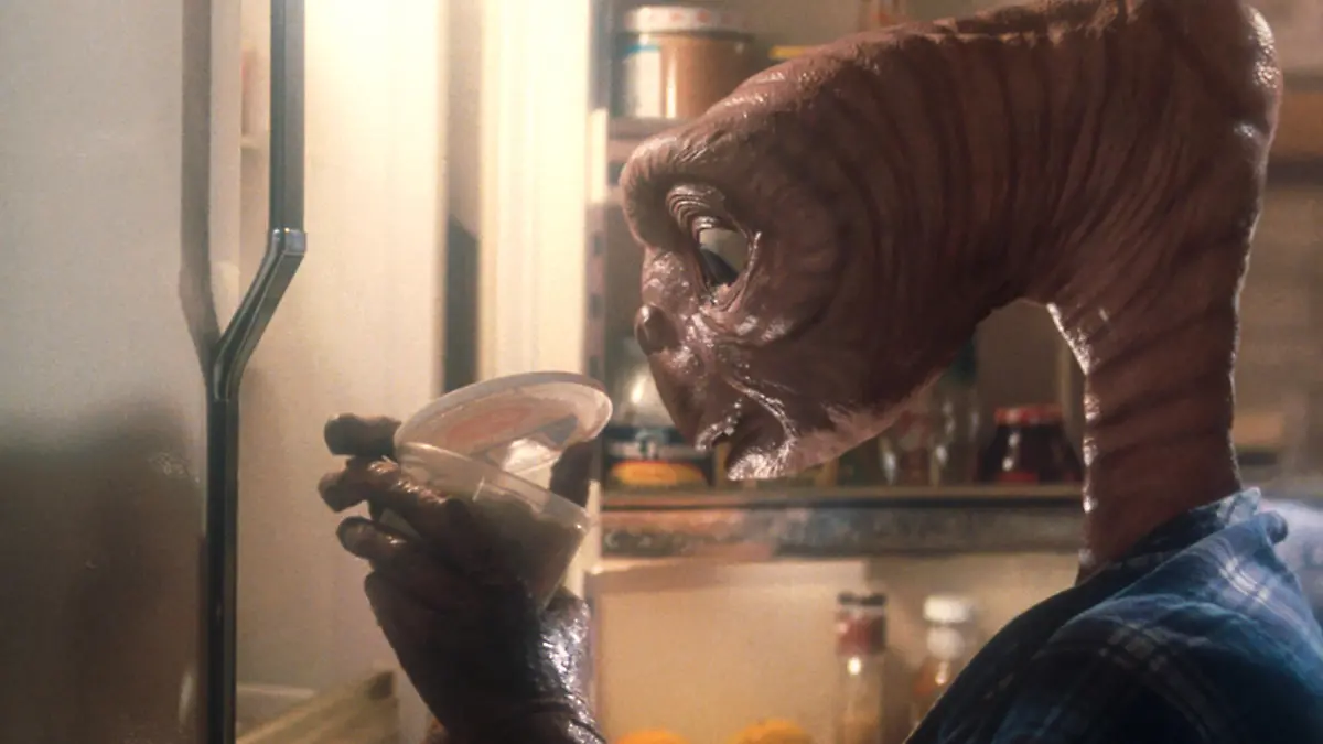 E.T. - 20TH ANNIVERSARY EDITION / E.T. USA 1982-2002 / Steven Spielberg Zum 20jährigen Jubiläum hat Steven Spielberg nicht nur die Originalfassung restauriert, sondern auch digital bearbeitet, moderne Special-Effects eingebaut und bislang noch nicht gesehende Szenen reingeschnitten, so daß alte und neue Fans des legendären Filmklassikers eine noch bessere Fassung sehen können... Regie: Steven Spielberg aka. E.T. / E.T. - 20TH ANNIVERSARY EDITION USA 1982-2002 *** Local Caption *** 00645704