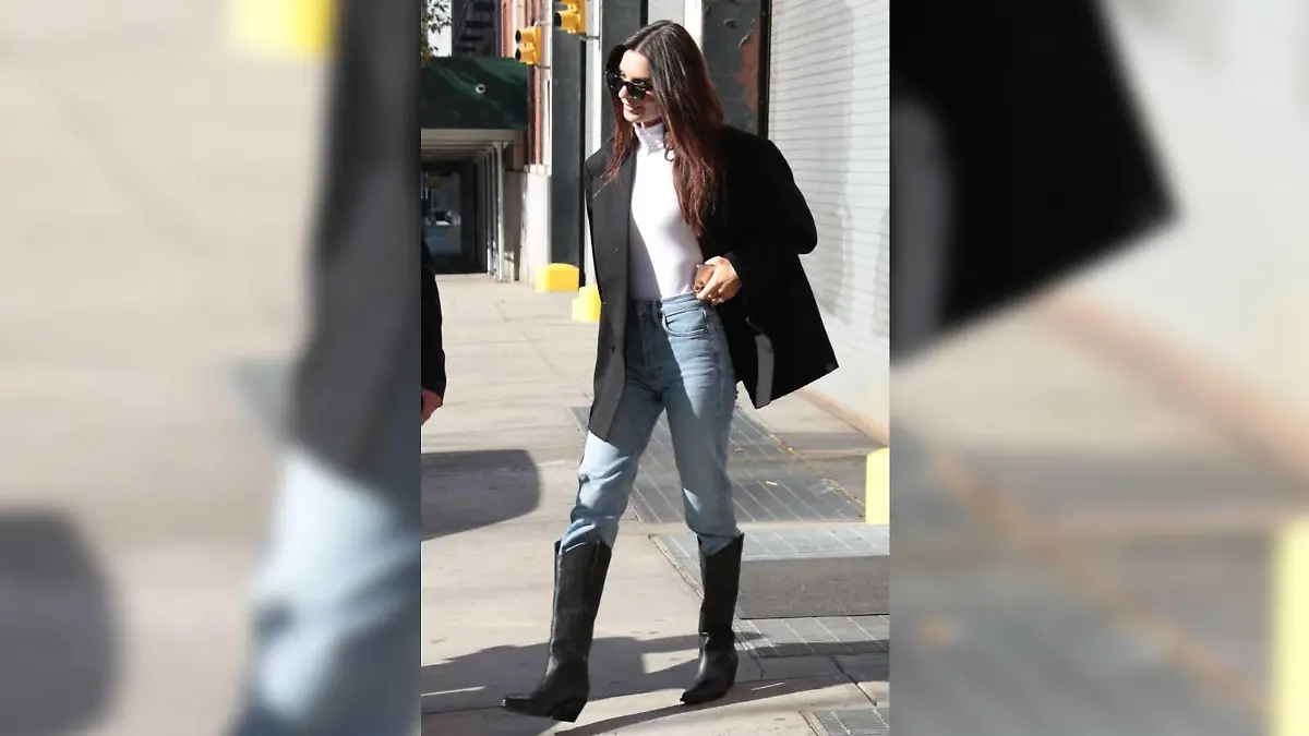 Emily Ratajkowski trägt Oversize.