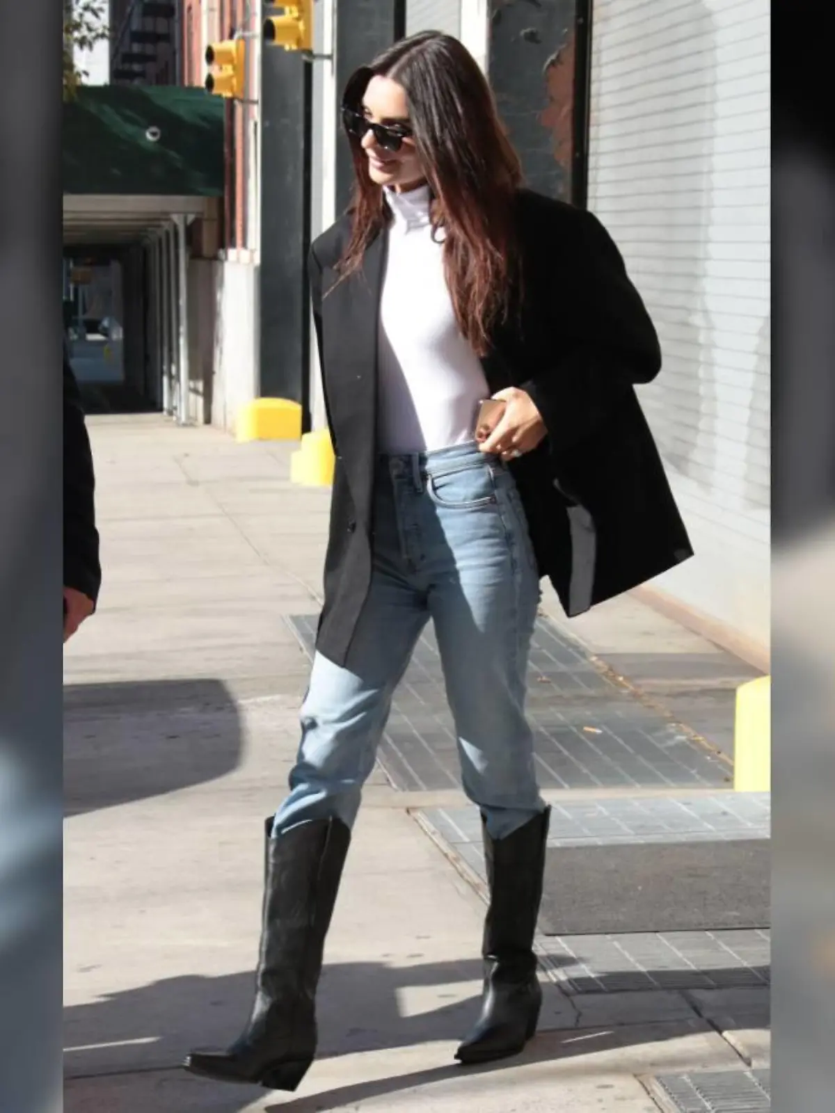 Emily Ratajkowski trägt Oversize.