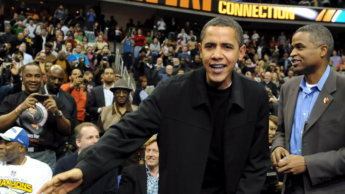 US President Barack Obama (C) takes his seat at an NBA (National Basketball Association) game between the Washington Wizards and Chicago Bulls, at the Verizon Center in Washington, DC, USA, 27 February 2009. EPA/MICHAEL REYNOLDS +++(c) dpa - Bildfunk+++