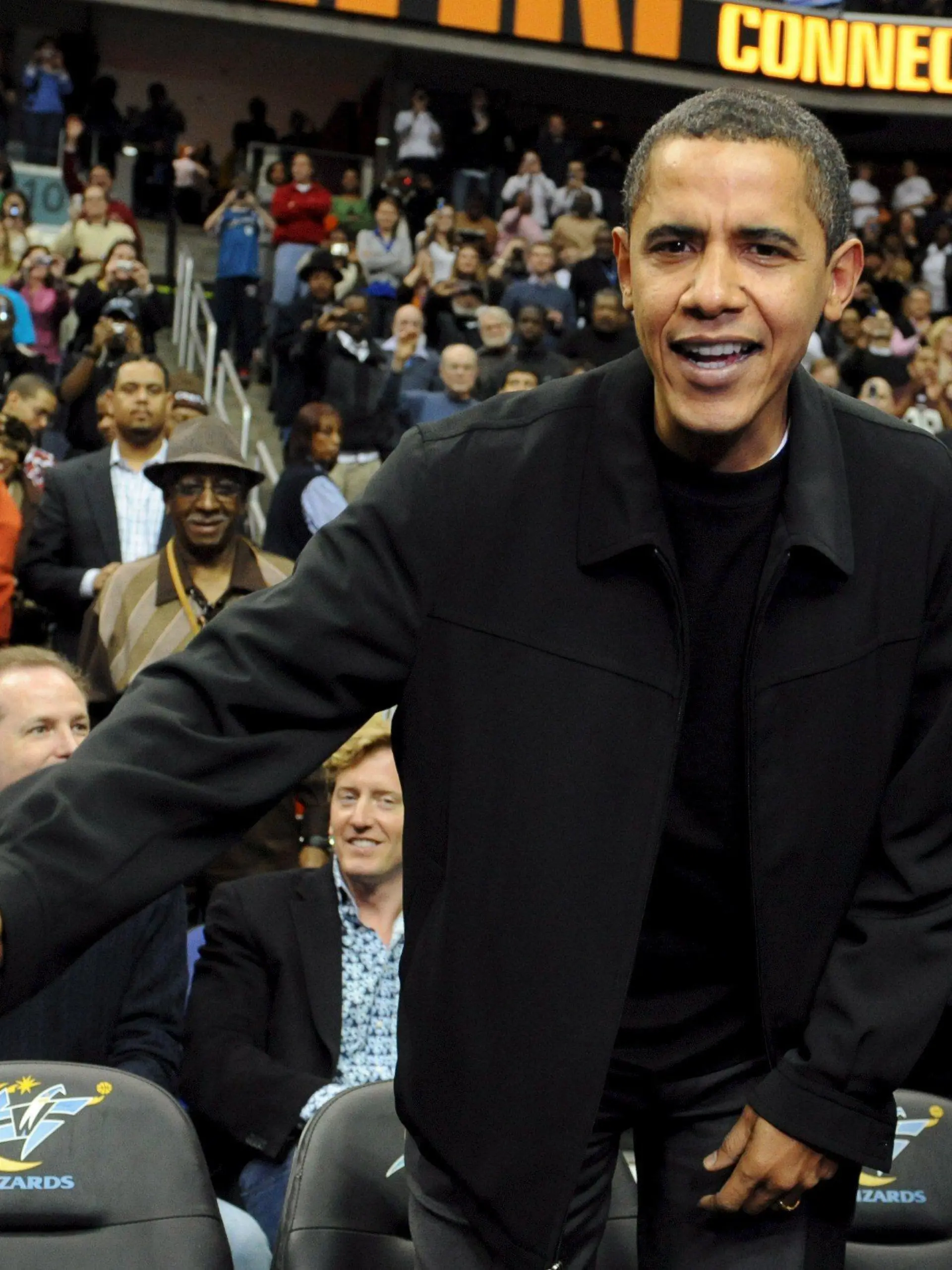 US President Barack Obama (C) takes his seat at an NBA (National Basketball Association) game between the Washington Wizards and Chicago Bulls, at the Verizon Center in Washington, DC, USA, 27 February 2009. EPA/MICHAEL REYNOLDS +++(c) dpa - Bildfunk+++