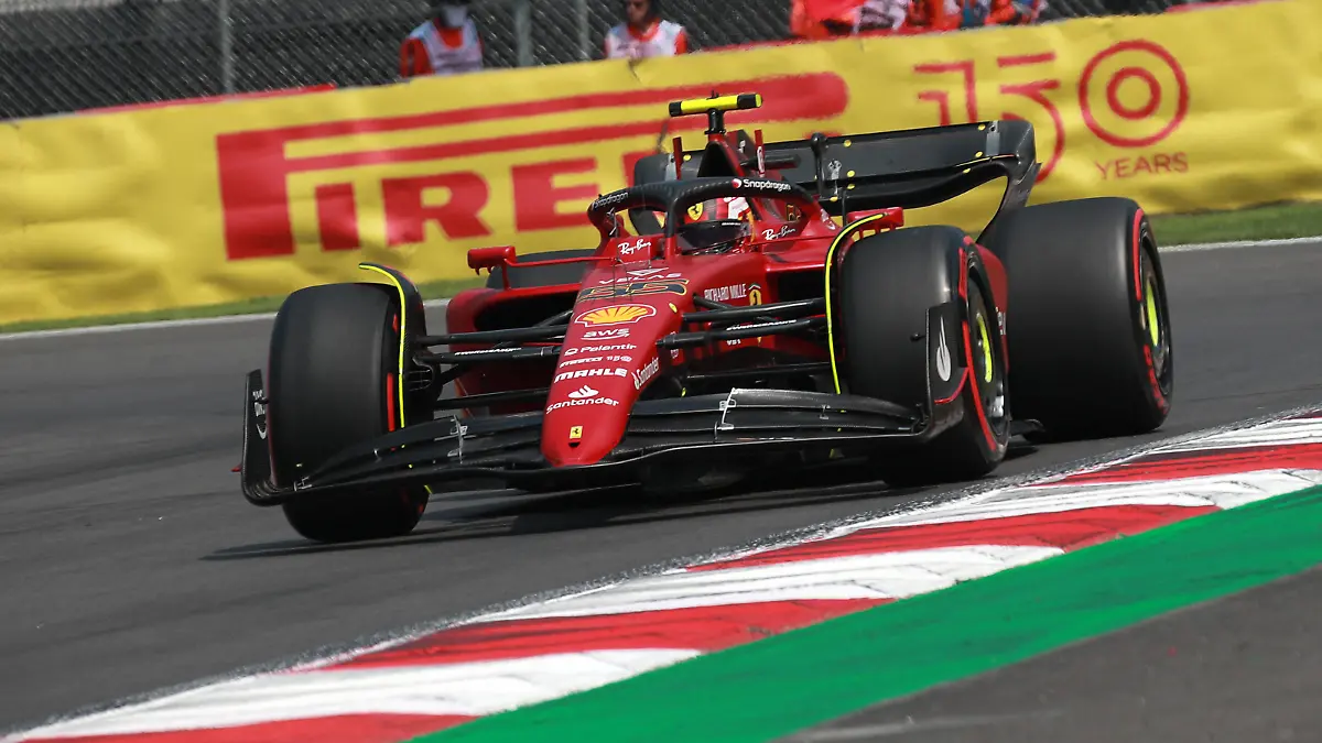 Formula One F1 - Mexico City Grand Prix - Autodromo Hermanos Rodriguez, Mexico City, Mexico - October 28, 2022 Ferrari's Carlos Sainz Jr. in action during practice REUTERS/Henry Romero