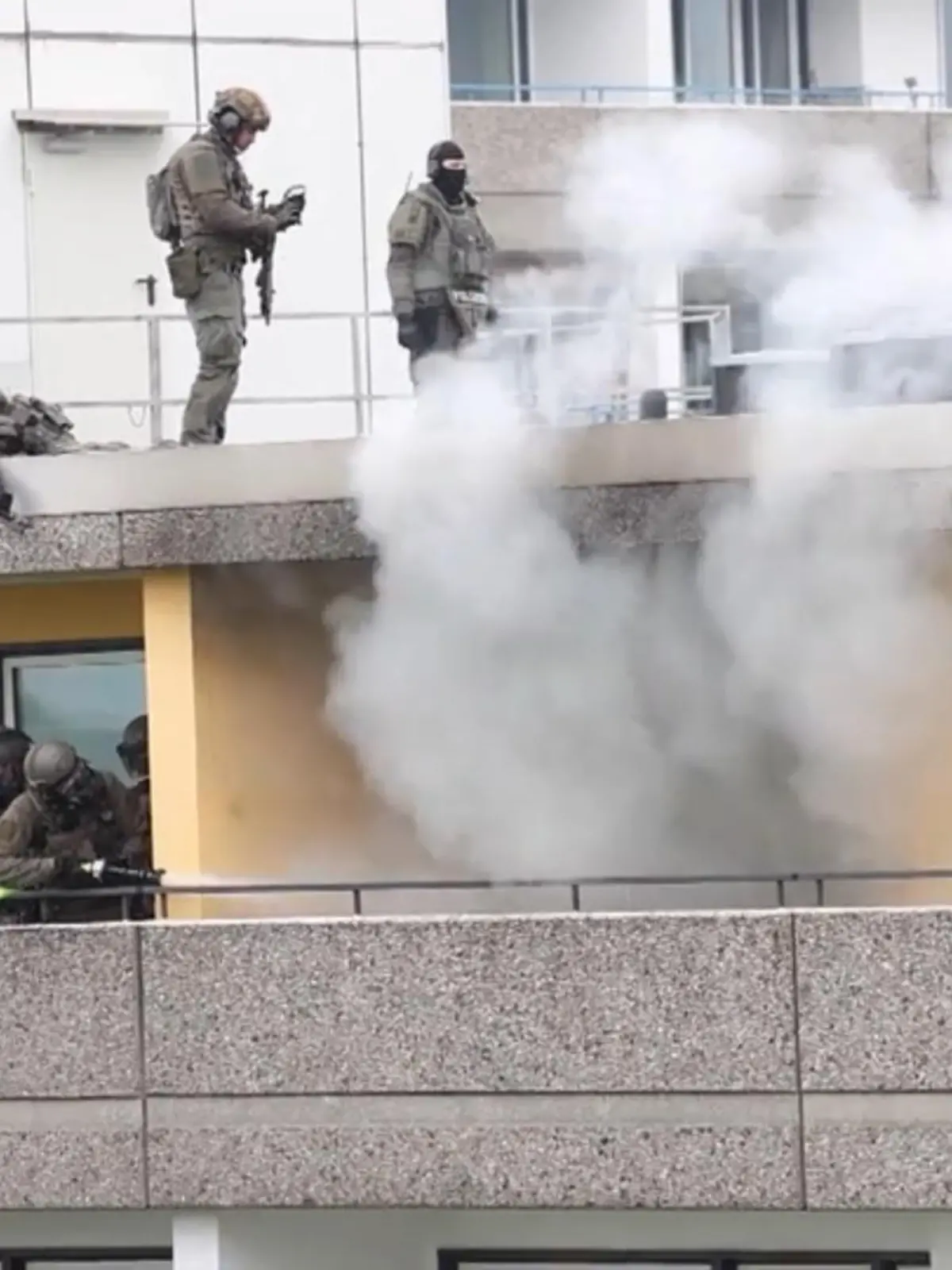 Er hat den Tod von mehreren Menschen in Kauf genommen. Freitag beginnt der Prozess gegen Frank P. (57), der im Mai in Ratingen eine Explosion in einem Hochhaus verursacht haben soll. Neun Polizisten und Feuerwehrleute wurden teils lebensgefährlich verletzt, eine junge Polizistin verbrannte fast bei lebendigem Leib. Die Hausbewohner erinnern sich an die dramatischen Stunden.