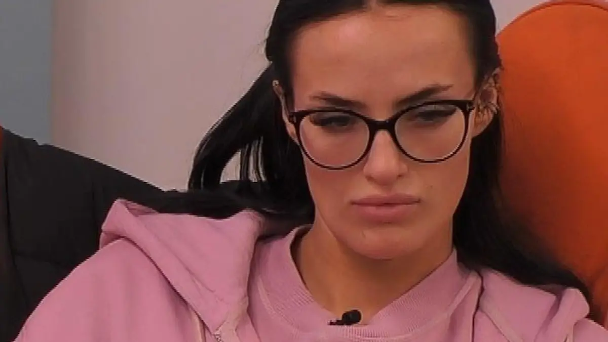 Titel: Promi Big Brother, Staffel 11. Motiv: Dilara wettert gegen Patricia. Copyright: SAT.1. Dieses Bild darf bis eine Woche nach Ausstrahlung honorarfrei fuer redaktionelle Zwecke und nur im Rahmen der Programmankuendigung verwendet werden. Spaetere Veroeffentlichungen sind nur nach Ruecksprache und ausdruecklicher Genehmigung der Seven.One Entertainment Group GmbH moeglich. Nicht fuer EPG! Verwendung nur mit vollstaendigem Copyrightvermerk. Das Foto darf nicht veraendert, bearbeitet und nur im Ganzen verwendet werden. Es darf nicht archiviert werden. Es darf nicht an Dritte weitergeleitet werden. Aneinanderreihung/Zusammenlegung/Kopplung von Bildern zum Zweck der Erstellung von Slide-Shows o.ä. nicht gestattet; Verbindung/Einfügen/Anfügen von Werbung nicht gestattet. 
Bei Fragen: foto@seven.one
Voraussetzung fuer die Verwendung dieser Programmdaten ist die Zustimmung zu den Allgemeinen Geschaeftsbedingungen der Presselounges der Sen der der Seven.One Entertainment Group GmbH.