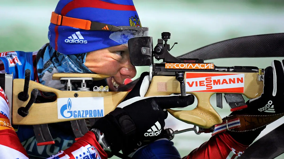epa02475393 Olga Zaitseva of Russia takes aim at the shooting range during the women's 15 km individual race of the Biathlon World Cup in Oestersund, Sweden, 01 December 2010. EPA/ANDERS WIKLUND SWEDEN OUT  +++(c) dpa - Bildfunk+++