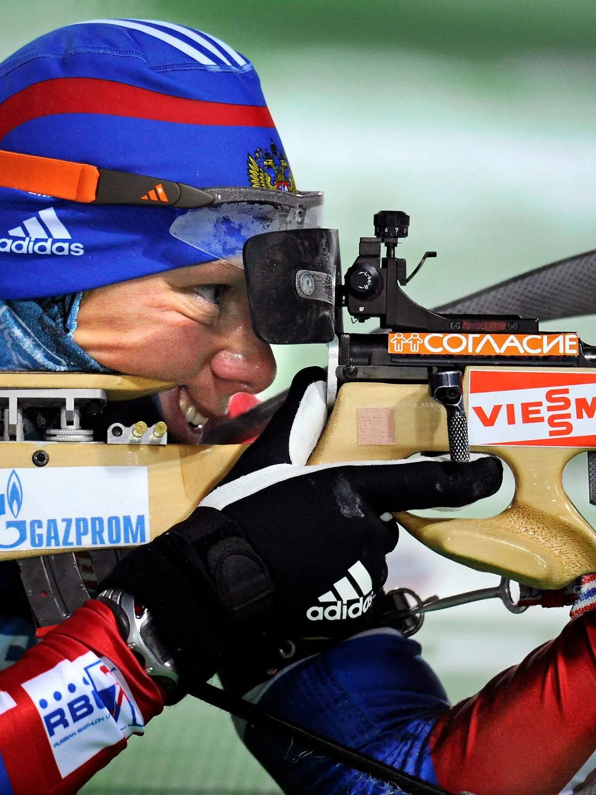 epa02475393 Olga Zaitseva of Russia takes aim at the shooting range during the women's 15 km individual race of the Biathlon World Cup in Oestersund, Sweden, 01 December 2010. EPA/ANDERS WIKLUND SWEDEN OUT  +++(c) dpa - Bildfunk+++