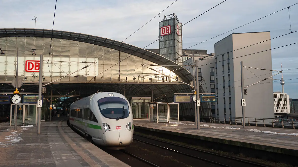 22.01.2022, Berlin, Deutschland, Europa - Ein Intercity-Express-Zug ICE der Baureihe ICE-T verlaesst den Berliner Hauptbahnhof im Bezirk Mitte. *** 22 01 2022, Berlin, Germany, Europe An Intercity Express train ICE of the series ICE T leaves the Berlin main station in the district Mitte 