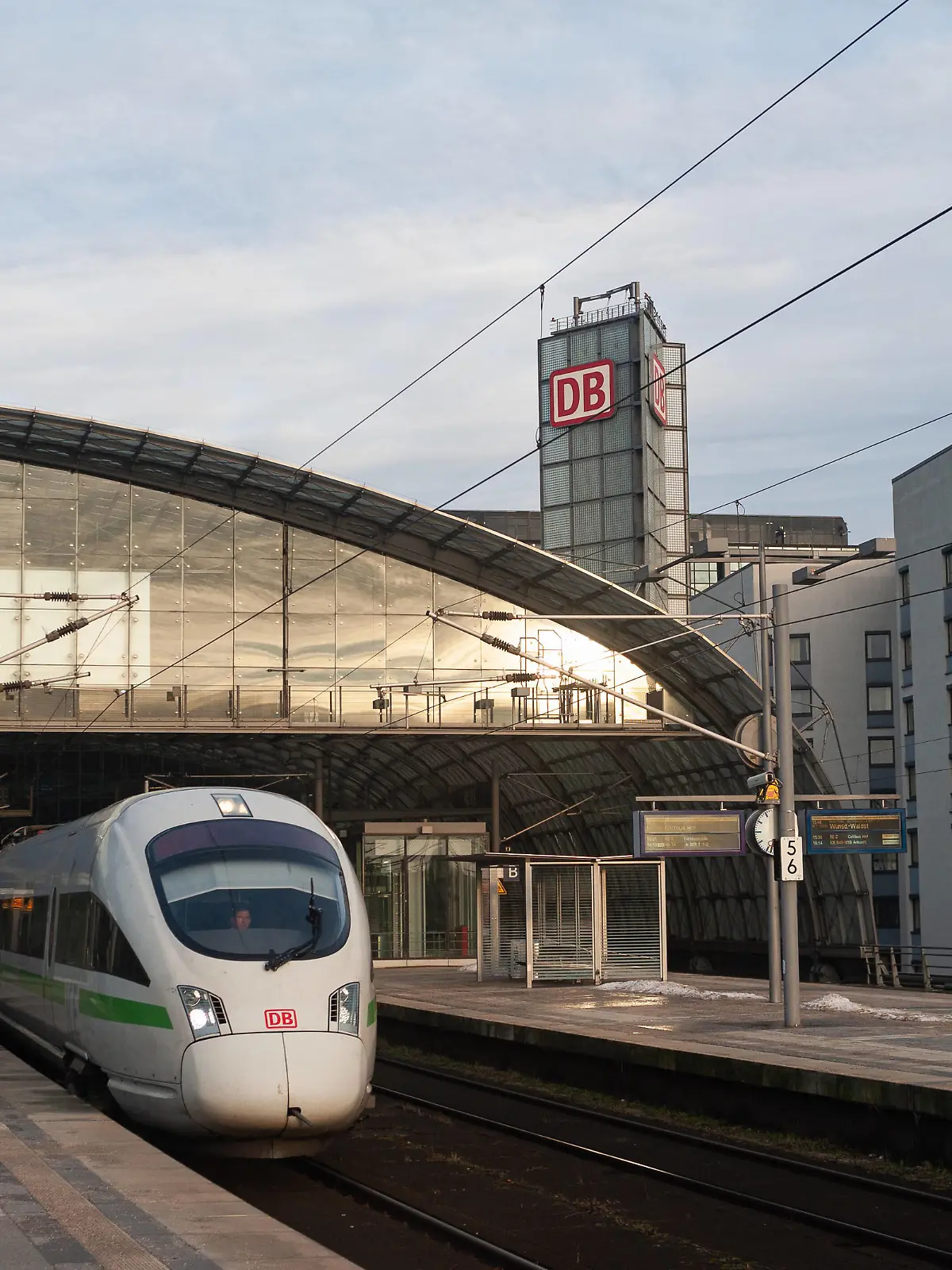 22.01.2022, Berlin, Deutschland, Europa - Ein Intercity-Express-Zug ICE der Baureihe ICE-T verlaesst den Berliner Hauptbahnhof im Bezirk Mitte. *** 22 01 2022, Berlin, Germany, Europe An Intercity Express train ICE of the series ICE T leaves the Berlin main station in the district Mitte 