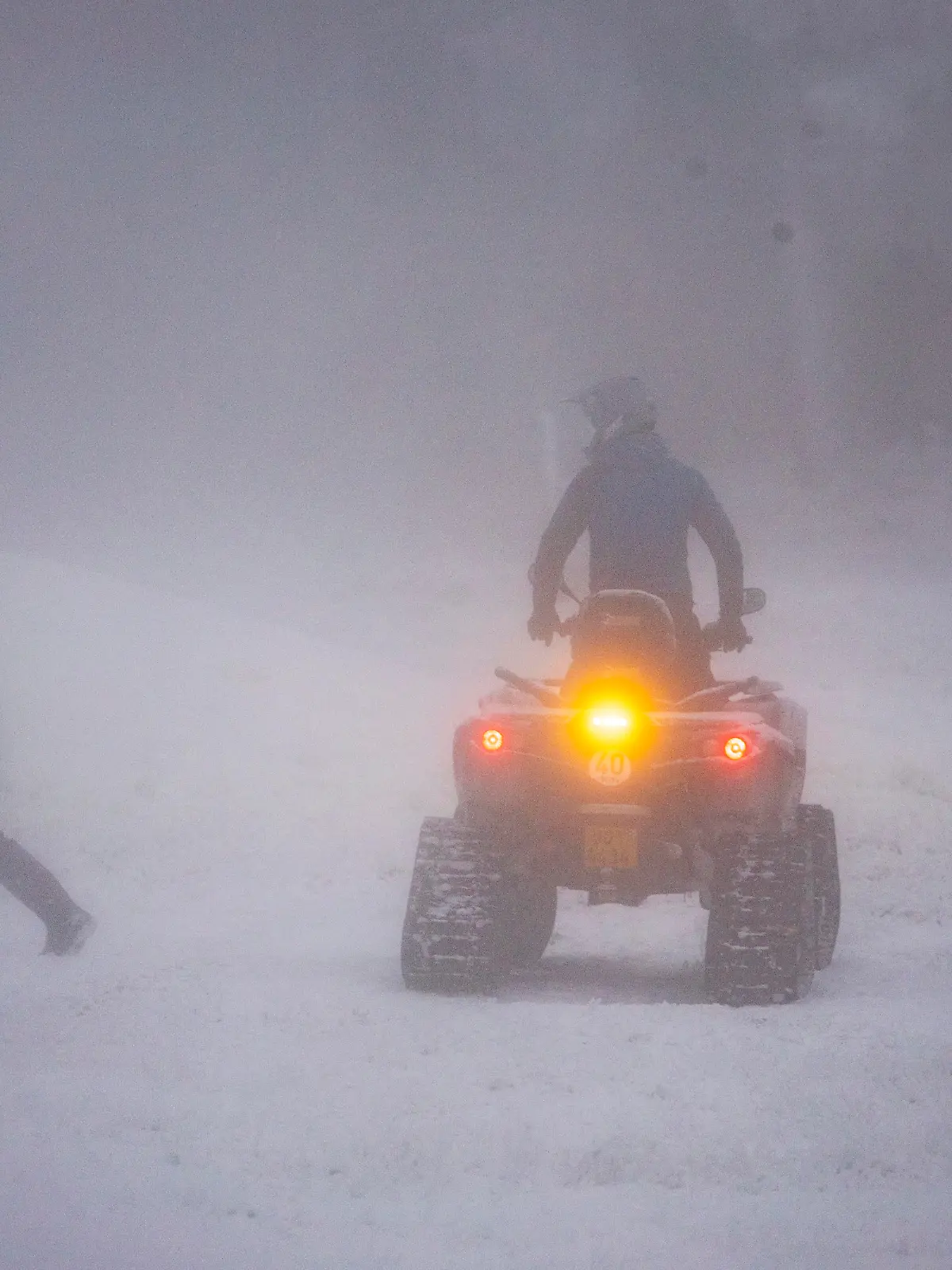Wasser marsch! Am Skigebiet Keilberg laufen seit Dienstagabend die Schneekanonen heiß. Es beginnen die Vorbereitungen auf die Skisaison. Im Gegensatz zum Skigebiet in Oberwiesenthal werden die Hänge kräftig beschneit. Auf allen Pisten laufen die Schneekanonen. Das Betriebspersonal ist dabei die Schneekanonen immer wieder neu auszurichten. Dabei stehen die Chancen auf einen frühen Saisonbeginn nicht schlecht. Am Wochenende kommen bis zu 30 cm Neuschnee hinzu. 