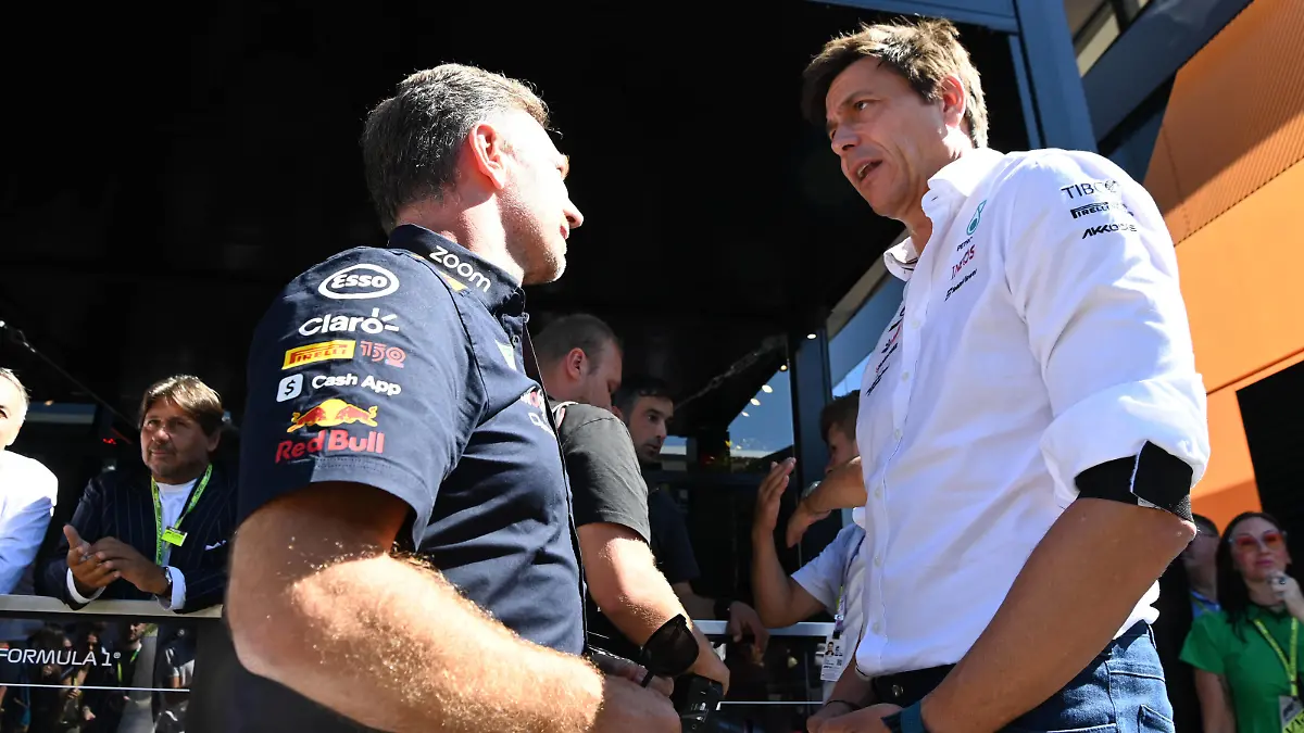 Formula 1 2022: Italian GP AUTODROMO NAZIONALE MONZA, ITALY - SEPTEMBER 11: Christian Horner, Team Principal, Red Bull Racing, and Toto Wolff, Team Principal and CEO, Mercedes AMG during the Italian GP at Autodromo Nazionale Monza on Sunday September 11, 2022 in Monza, Italy. Photo by Mark Sutton / Sutton Images Images PUBLICATIONxINxGERxSUIxAUTxHUNxONLY GP2216_125644DSC_3202 
