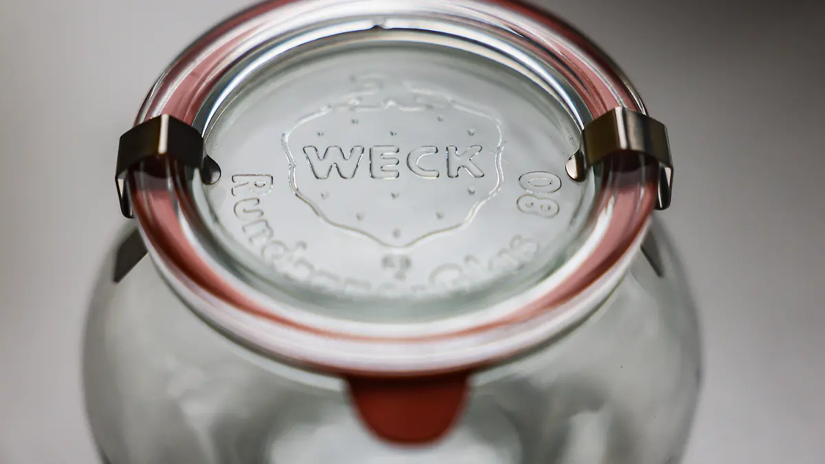 Ein Einmachglas des Herstellers Weck steht im Verkaufsraum. Die Einmachgläser von Weck kennt fast jeder, die Zukunft der Marke ist aber unklar. Im Juni hat die Firma Insolvenz angemeldet. Nun beginnt die Suche nach einem Investor.