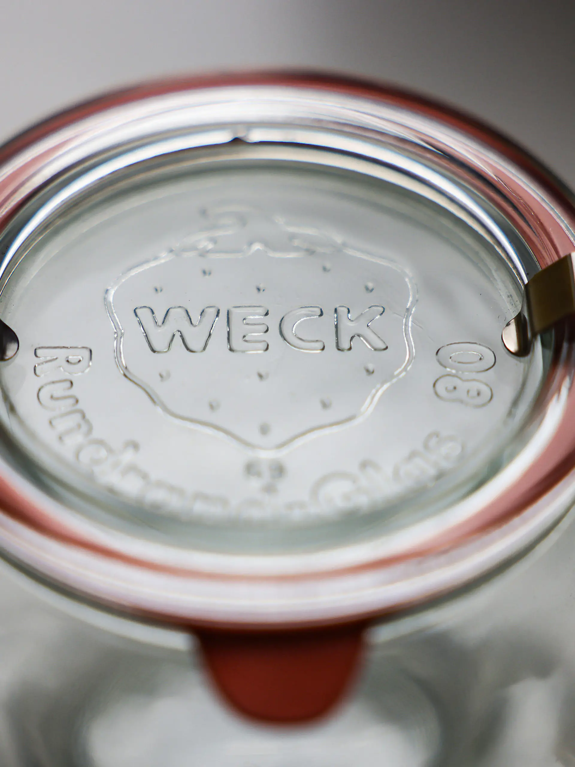 Ein Einmachglas des Herstellers Weck steht im Verkaufsraum. Die Einmachgläser von Weck kennt fast jeder, die Zukunft der Marke ist aber unklar. Im Juni hat die Firma Insolvenz angemeldet. Nun beginnt die Suche nach einem Investor.