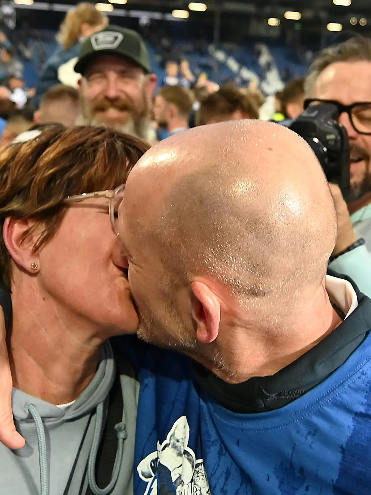 Darmstadt, Merck Stadion am Boellenfalltor, 19.05.23, GER, Herren, 2.Bundesliga, Saison 2022-2023, SV Darmstadt 98 - 1.FC Magdeburg Bild: Trainer Torsten LIEBERKNECHT Darmstadt kuesst seine Frau Only for editorial use DFL regulations prohibit any use of photographs as image sequences and/or quasi-video. Hessen Deutschland *** Darmstadt, Merck Stadion am Boellenfalltor, 19 05 23, GER, Men, 2 Bundesliga, Season 2022 2023, SV Darmstadt 98 1 FC Magdeburg picture coach Torsten LIEBERKNECHT Darmstadt kuesst seine Frau Only for editorial use DFL regulations prohibit any use of photographs as image sequences and or quasi video Hessen Germany