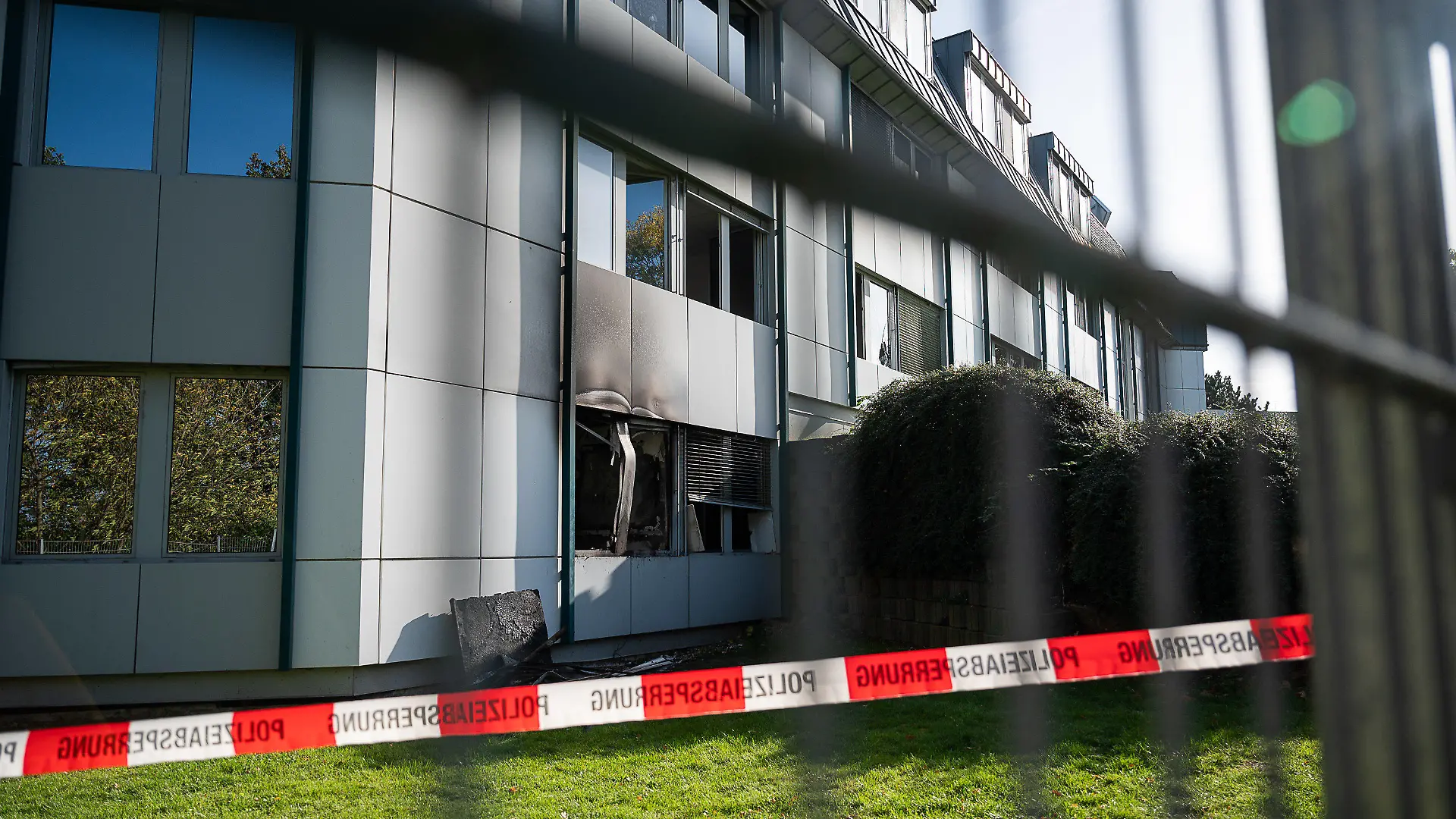 dpatopbilder - 28.10.2022, Bautzen: Unbekannte verübten am frühen Freitagmorgen einen Brandanschlag auf geplante Asylunterkunft in Bautzen. An der Fassade sind Brandspuren und eingeworfene Fenster zu sehen. Ab November sollen Asylbewerber das Gebäude beziehen. Foto: Paul Glaser/dpa +++ dpa-Bildfunk +++