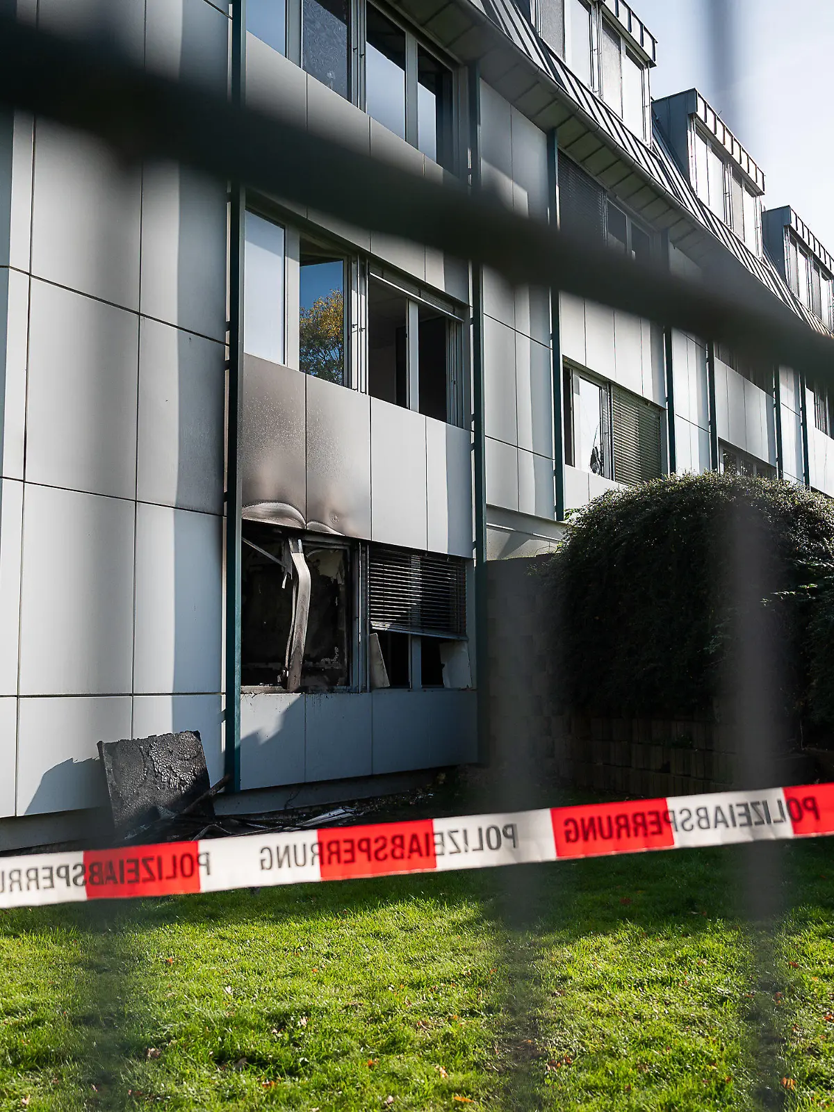 dpatopbilder - 28.10.2022, Bautzen: Unbekannte verübten am frühen Freitagmorgen einen Brandanschlag auf geplante Asylunterkunft in Bautzen. An der Fassade sind Brandspuren und eingeworfene Fenster zu sehen. Ab November sollen Asylbewerber das Gebäude beziehen. Foto: Paul Glaser/dpa +++ dpa-Bildfunk +++