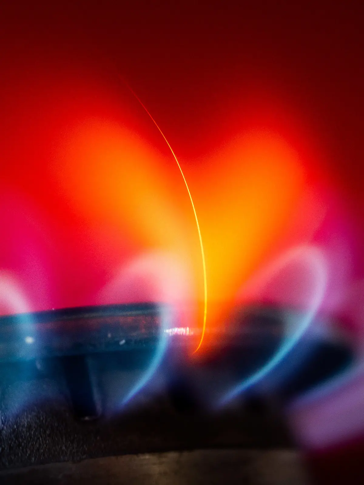 ARCHIV - 10.10.2022, Hessen, Frankfurt/Main: Die Flamme eines Gasherdes brennt in einer Küche. Der Bundestag entscheidet am Freitag über das geplante milliardenschwere Paket zur Senkung der Energiepreise. (zu dpa «Bundestag entscheidet über milliardenschweren Abwehrschirm») Foto: Frank Rumpenhorst/dpa +++ dpa-Bildfunk +++