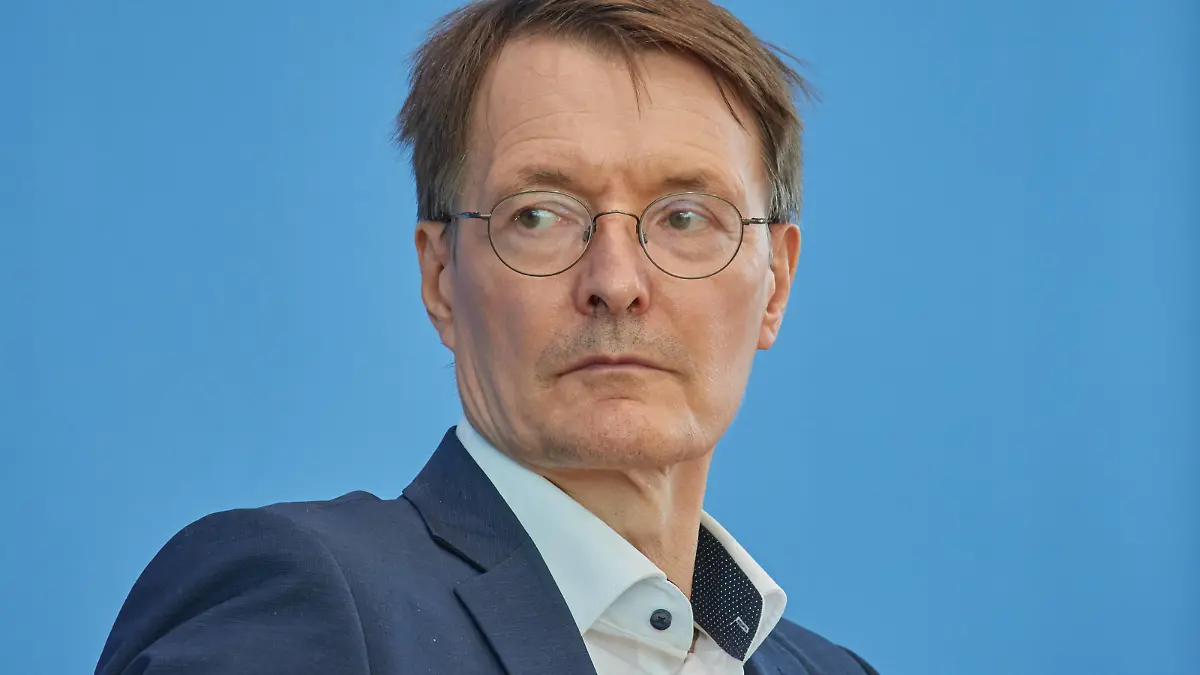 PK zum neuen Infektionsschutzgesetz am Mittwoch 24.08.2022 mit Bundesjustizminister Marco Buschmann FDP und Bundesgesundheitsminister Karl Lauterbach SPD, Foto in Berlin. Das Bundeskabinett hat die neuen Corona-Regeln fuer Herbst und Winter gebilligt. Es beschloss am Mittwoch in Berlin Aenderungen am Infektionsschutzgesetz, die nun im Bundestag und Bundesrat beraten werden muessen. Bundesgesundheitsminister Karl Lauterbach sagte nach der Kabinettssitzung, je nach Lage koennten die Bundeslaender kuenftig die Maskenpflicht oder Obergrenzen fuer Veranstaltungen in Innenraeumen vorschreiben. Es gehe darum, hohe Todesfaelle, Arbeitsausfaelle und schwere Langzeitfolgen nach Covid-19-Erkrankungen zu verhindern. Siehe epd-Meldung vom 24.08.2 Copyright: epd-bild/ChristianxDitsch