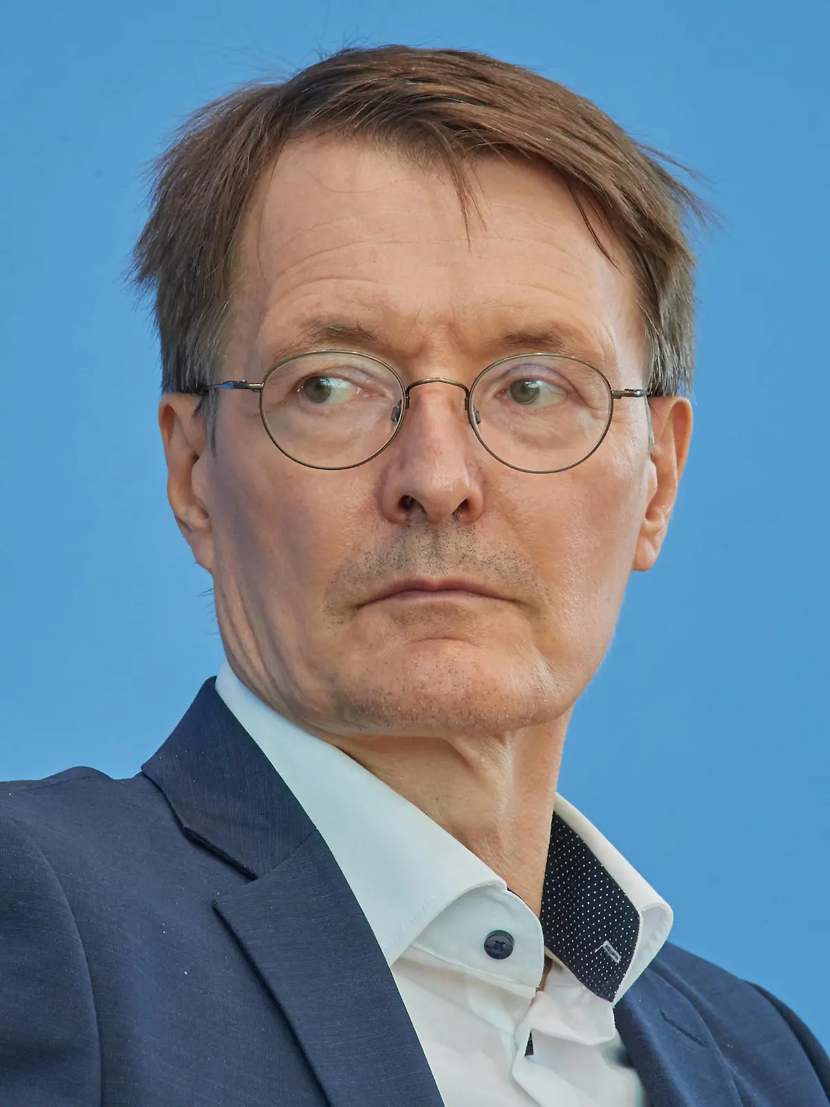 PK zum neuen Infektionsschutzgesetz am Mittwoch 24.08.2022 mit Bundesjustizminister Marco Buschmann FDP und Bundesgesundheitsminister Karl Lauterbach SPD, Foto in Berlin. Das Bundeskabinett hat die neuen Corona-Regeln fuer Herbst und Winter gebilligt. Es beschloss am Mittwoch in Berlin Aenderungen am Infektionsschutzgesetz, die nun im Bundestag und Bundesrat beraten werden muessen. Bundesgesundheitsminister Karl Lauterbach sagte nach der Kabinettssitzung, je nach Lage koennten die Bundeslaender kuenftig die Maskenpflicht oder Obergrenzen fuer Veranstaltungen in Innenraeumen vorschreiben. Es gehe darum, hohe Todesfaelle, Arbeitsausfaelle und schwere Langzeitfolgen nach Covid-19-Erkrankungen zu verhindern. Siehe epd-Meldung vom 24.08.2 Copyright: epd-bild/ChristianxDitsch 