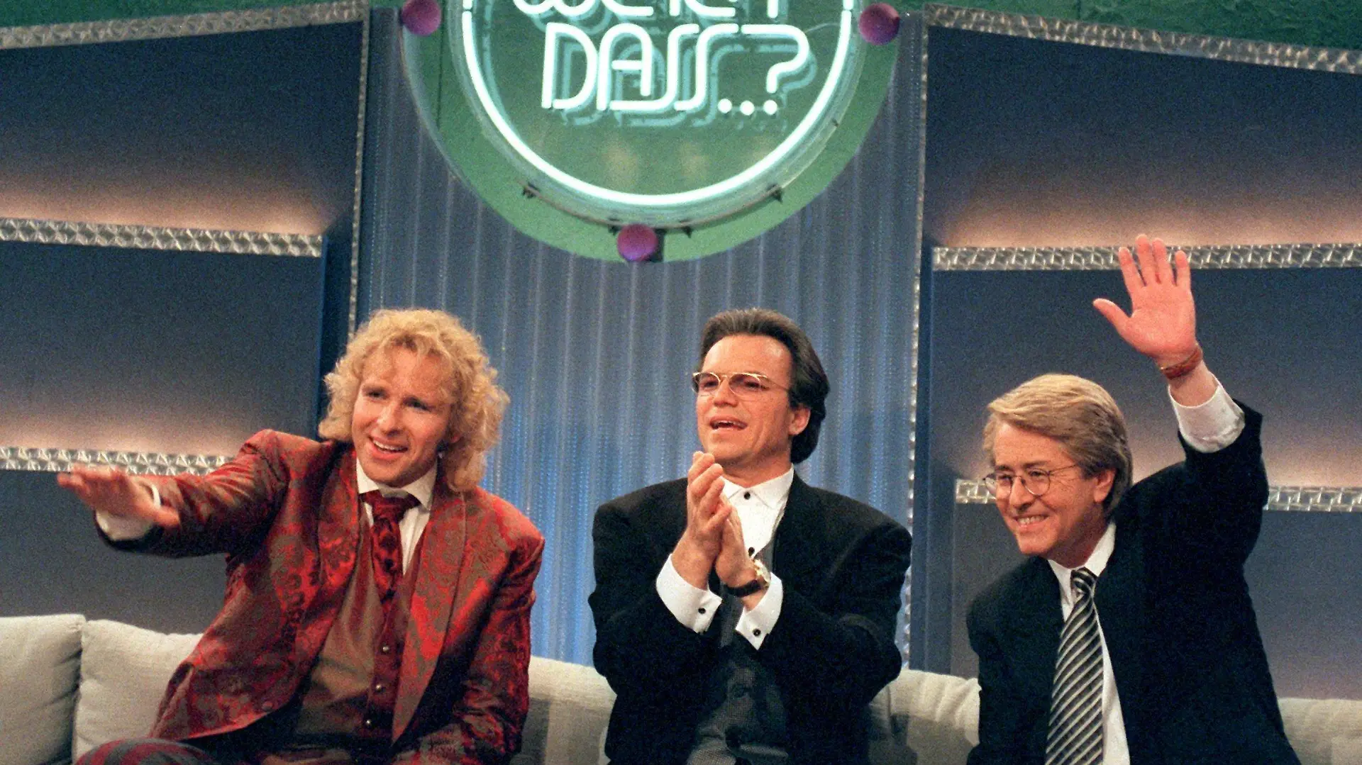 ARCHIV - 30.03.1996, Hessen, Frankfurt-Archiv: Die Moderatoren Thomas Gottschalk (l-r), Wolfgang Lippert und Frank Elstner sitzen auf einer Couch während der 100. «Wetten, dass...?»-Sendung. (zu dpa: «Große Showmaster des deutschen Unterhaltungsfernsehens») Foto: Hartmut Reeh/dpa +++ dpa-Bildfunk +++