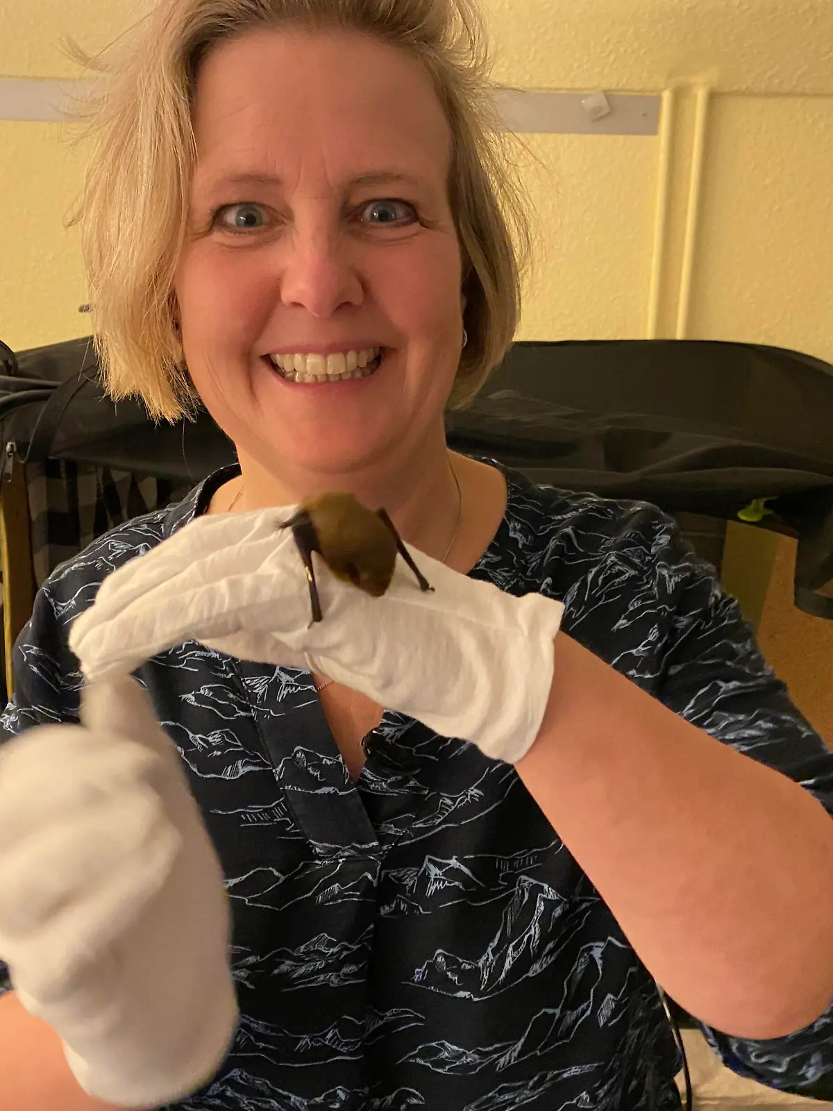 Fledermaus-Päpplerin Antje Delion mit einem Schützling