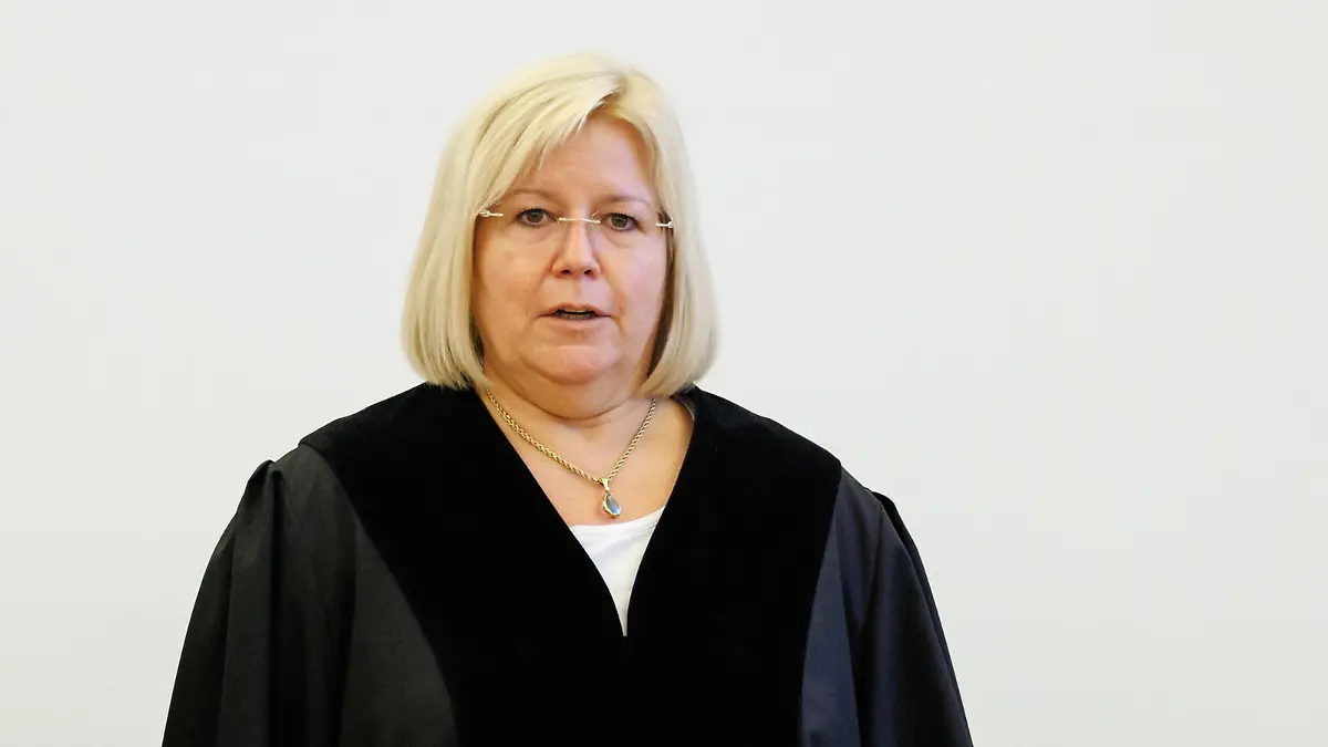 27.10.2022, Bayern, München: Richterin Andrea Wagner steht vor dem Prozess gegen den Koch und Unternehmer Schuhbeck im Gerichtssaal im Landgericht München I an ihrem Platz. Die Staatsanwaltschaft hat Schuhbeck wegen des Verdachts der Steuerhinterziehung in Millionenhöhe angeklagt. Heute soll ein Urteil fallen. Foto: Matthias Balk/dpa +++ dpa-Bildfunk +++