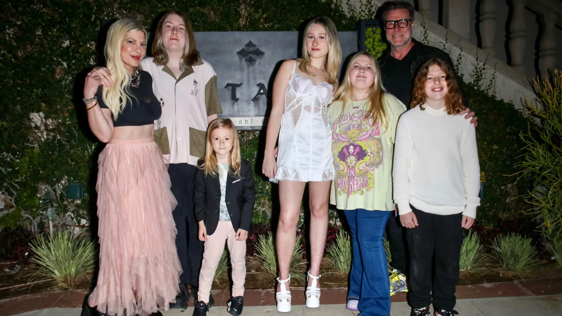 SONDERKONDITIONEN: MINDESTHONORAR: West Hollywood, CA - *EXCLUSIVE* - Tori Spelling, Dean McDermott, and their kids celebrate Stella's 15th Birthday at Katana in West Hollywood.
Pictured: Tori Spelling, Stella McDermott, Dean McDermott, Stella Doreen, Hattie Margaret, Liam Aaron, Finn Da
BACKGRID USA 12 JUNE 2023 


