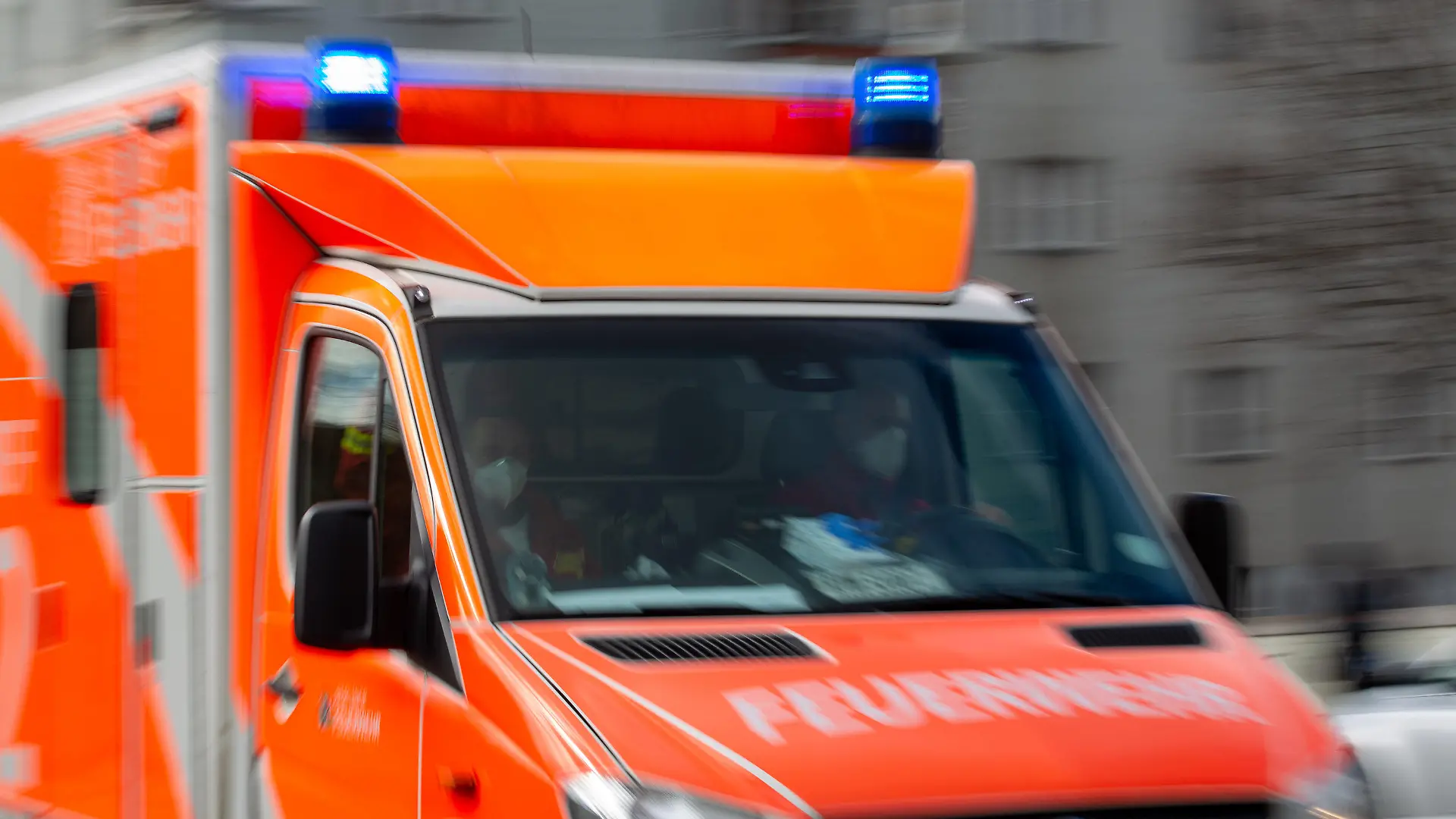 ARCHIV - 25.02.2022, Berlin: Ein Rettungswagen der Feuerwehr fährt auf einer Straße. (Aufnahme mit Langzeitbelichtung) (zu dpa: «Angriffe auf Polizei und Feuerwehr sind in Berlin Alltag») Foto: Fernando Gutierrez-Juarez/dpa-Zentralbild/dpa +++ dpa-Bildfunk +++