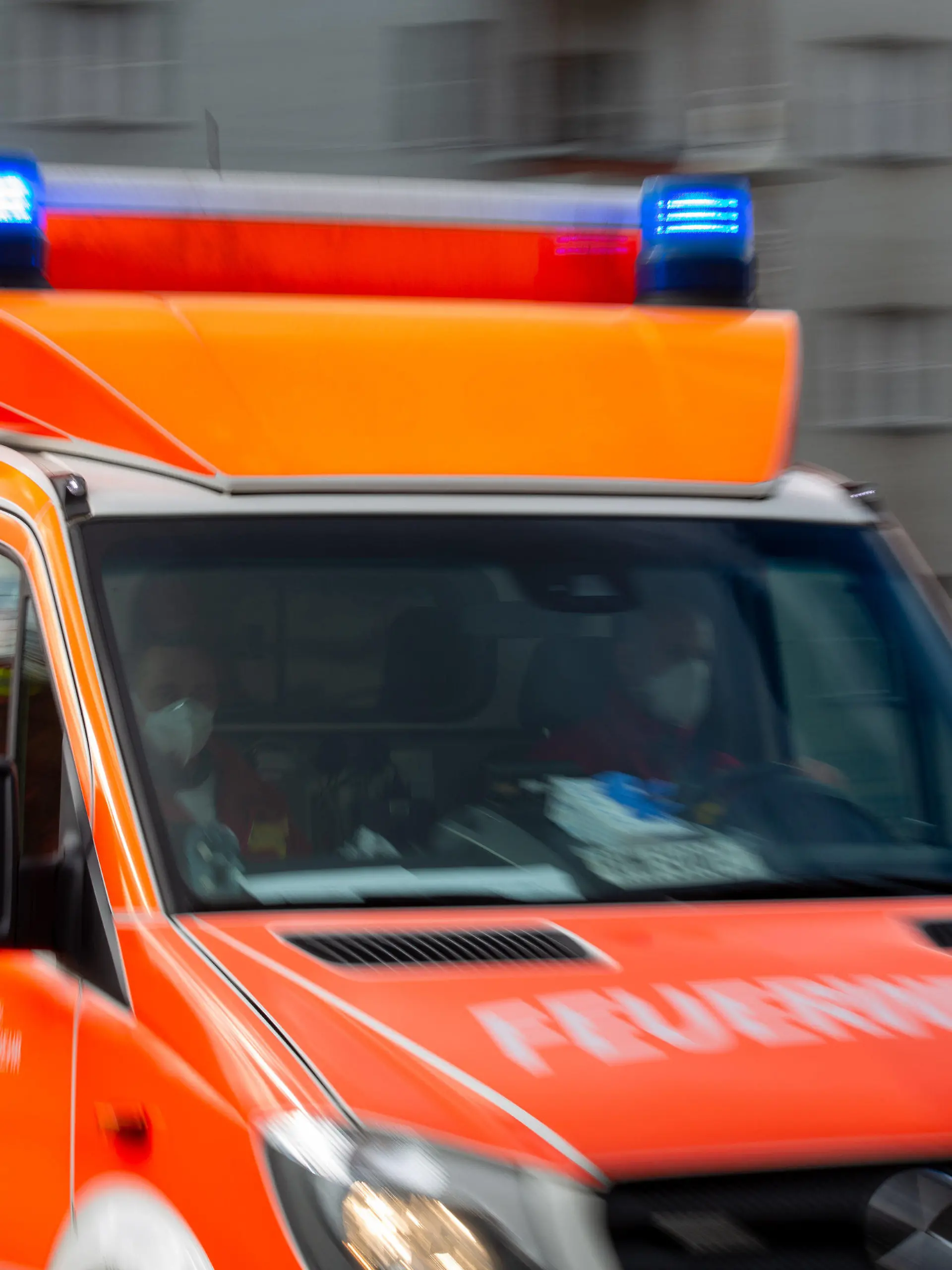 ARCHIV - 25.02.2022, Berlin: Ein Rettungswagen der Feuerwehr fährt auf einer Straße. (Aufnahme mit Langzeitbelichtung) (zu dpa: «Angriffe auf Polizei und Feuerwehr sind in Berlin Alltag») Foto: Fernando Gutierrez-Juarez/dpa-Zentralbild/dpa +++ dpa-Bildfunk +++