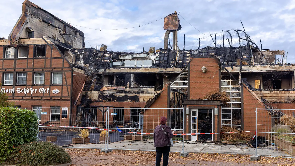 21.10.2022, Mecklenburg-Vorpommern, Groß Strömkendorf: Noch immer steigt Rauch aus den Resten des abgebrannten Hotelgebäudes auf. Das Gebäude in dem Flüchtlinge aus der Ukraine untergebracht waren, ist in der Nacht vom 19. zum 20.10.2022 komplett abgebrannt. Verletzt wurde bei dem Feuer niemand, vermutet wird Brandstiftung. Die 14 Bewohner wurden nach den Rettungsarbeiten in anderen Wohnungen untergebracht. Foto: Jens Büttner/dpa +++ dpa-Bildfunk +++