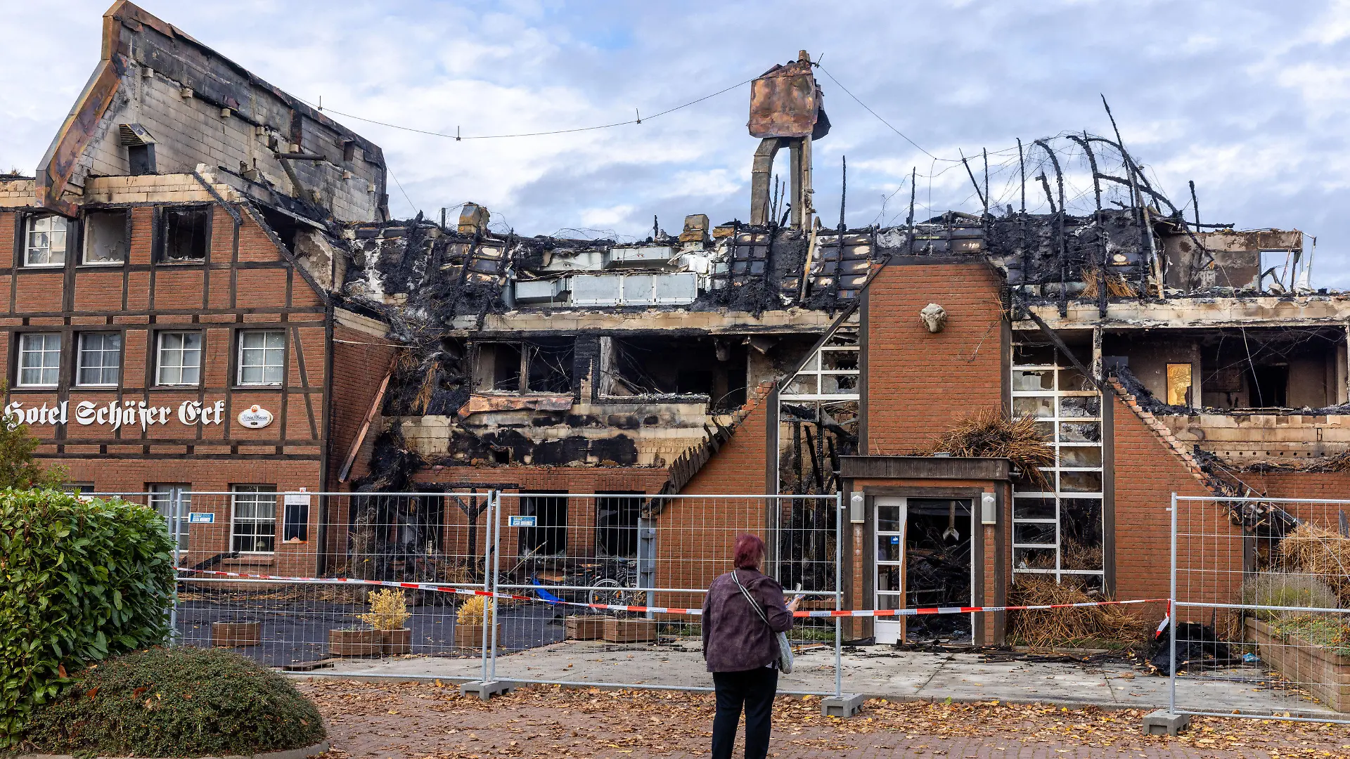 21.10.2022, Mecklenburg-Vorpommern, Groß Strömkendorf: Noch immer steigt Rauch aus den Resten des abgebrannten Hotelgebäudes auf. Das Gebäude in dem Flüchtlinge aus der Ukraine untergebracht waren, ist in der Nacht vom 19. zum 20.10.2022 komplett abgebrannt. Verletzt wurde bei dem Feuer niemand, vermutet wird Brandstiftung. Die 14 Bewohner wurden nach den Rettungsarbeiten in anderen Wohnungen untergebracht. Foto: Jens Büttner/dpa +++ dpa-Bildfunk +++