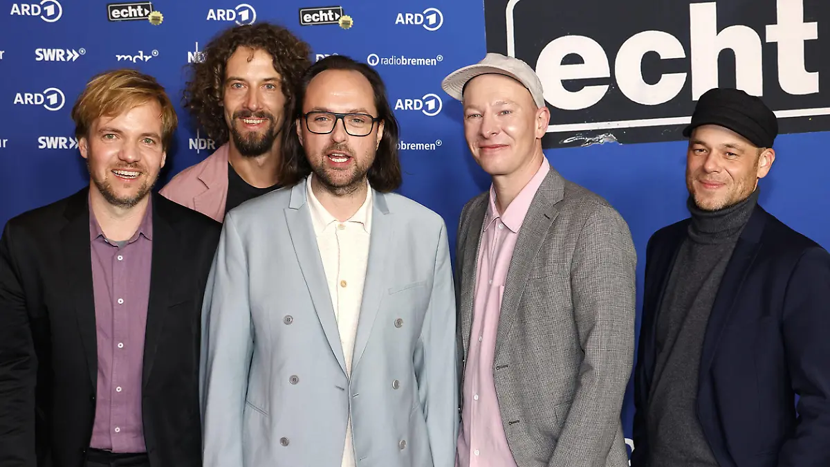 Gunnar Astrup, Andreas Puffpaff, Kim Frank, Florian Sump und Kai Fischer - die fuenf Mitglieder der ehemaligen Band Echt bei der Premiere der 3teiligen ARD Filmreihe Echt - unsere Jugend ab 23.11.2023 in der ARD Mediathek am 22.11.2023 im Festsaal Kreuzberg in Berlin Comeback fuer die Band Echt um Saenger Kim Frank mit der ARD Serien Premiere Echt - unsere Jugend in Berlin *** Gunnar Astrup, Andreas Puffpaff, Kim Frank, Florian Sump and Kai Fischer the five members of the former band Echt at the premiere of the 3-part ARD film series Echt unsere Jugend from 23 11 2023 in the ARD Mediathek on 22 11 2023 in the Festsaal Kreuzberg in Berlin Comeback for the band Echt around singer Kim Frank with the ARD series premi PUBLICATIONxINxGERxSUIxAUTxONLY