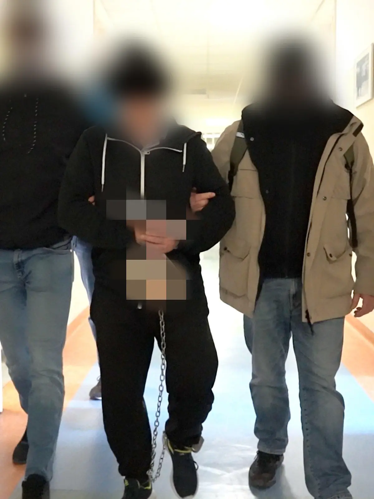 HANDOUT - 24.11.2023, Polen, Warschau: Polizisten bringen den mutmaßlichen Doppel-Mörder (M) zur Vernehmung bei der Bezirksstaatsanwaltschaft Warschau. Mehr als elf Jahre nach dem gewaltsamen Tod eines Hamburger Camper-Ehepaars in Warschau haben polnische Ermittler einen Tatverdächtigen festgenommen. Der 67-Jährige sitze in Untersuchungshaft, sagte der Sprecher der Warschauer Bezirksanwaltschaft, Banna, am Freitag der Deutschen Presse-Agentur.(zu dpa «In Polen erschossenes Ehepaar aus Hamburg: Verdächtiger festgenommen») Foto: Warschauer Polizeikommandantur/Warschauer Bezirksanwaltschaft/dpa - ACHTUNG: Nur zur redaktionellen Verwendung im Zusammenhang mit einer Berichterstattung über den Prozess und nur mit vollständiger Nennung des vorstehenden Credits. ACHTUNG: Person(en) wurde(n) aus rechtlichen Gründen gepixelt +++ dpa-Bildfunk +++